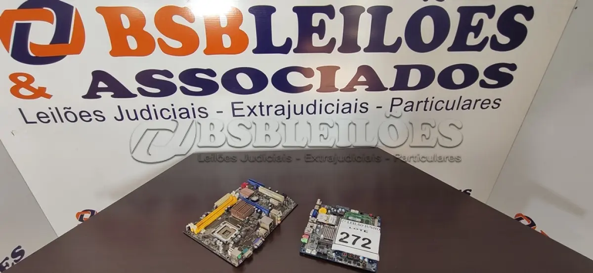 LOTE 272 - 02 PLACAS MÃE PARA PC. (NO ESTADO) ATENÇÃO! FAZER A VISITAÇÃO ANTES DE ARREMATAR, NÃO SABEMOS SE FUNCIONA, LEILÃO NÃO TEM GARANTIA E NEM DEVOLUÇÃO, SUJEITO A POSSÍVEIS AVARIAS VISÍVEIS/OCULTAS E/OU AUSÊNCIA DE COMPONENTES.
