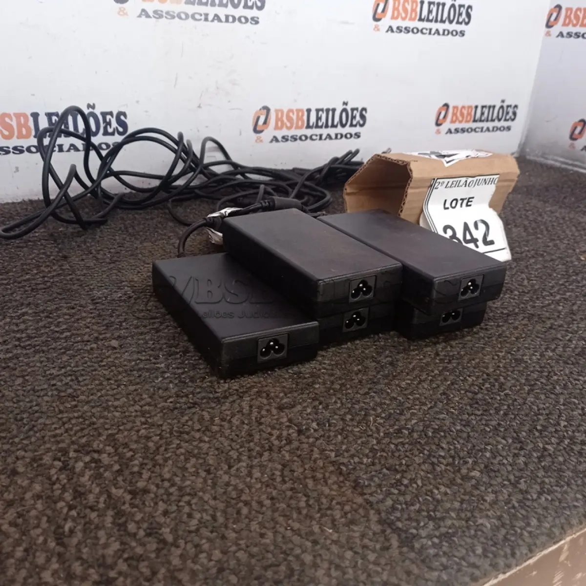 LOTE 342 - 05 FONTES PARA NOTEBOOKS VOLTAGENS DIVERSAS. (NO ESTADO) ATENÇÃO! FAZER A VISITAÇÃO ANTES DE ARREMATAR, NÃO SABEMOS SE FUNCIONA, LEILÃO NÃO TEM GARANTIA E NEM DEVOLUÇÃO, SUJEITO A POSSÍVEIS AVARIAS VISÍVEIS/OCULTAS E/OU AUSÊNCIA DE COMPONENTES.