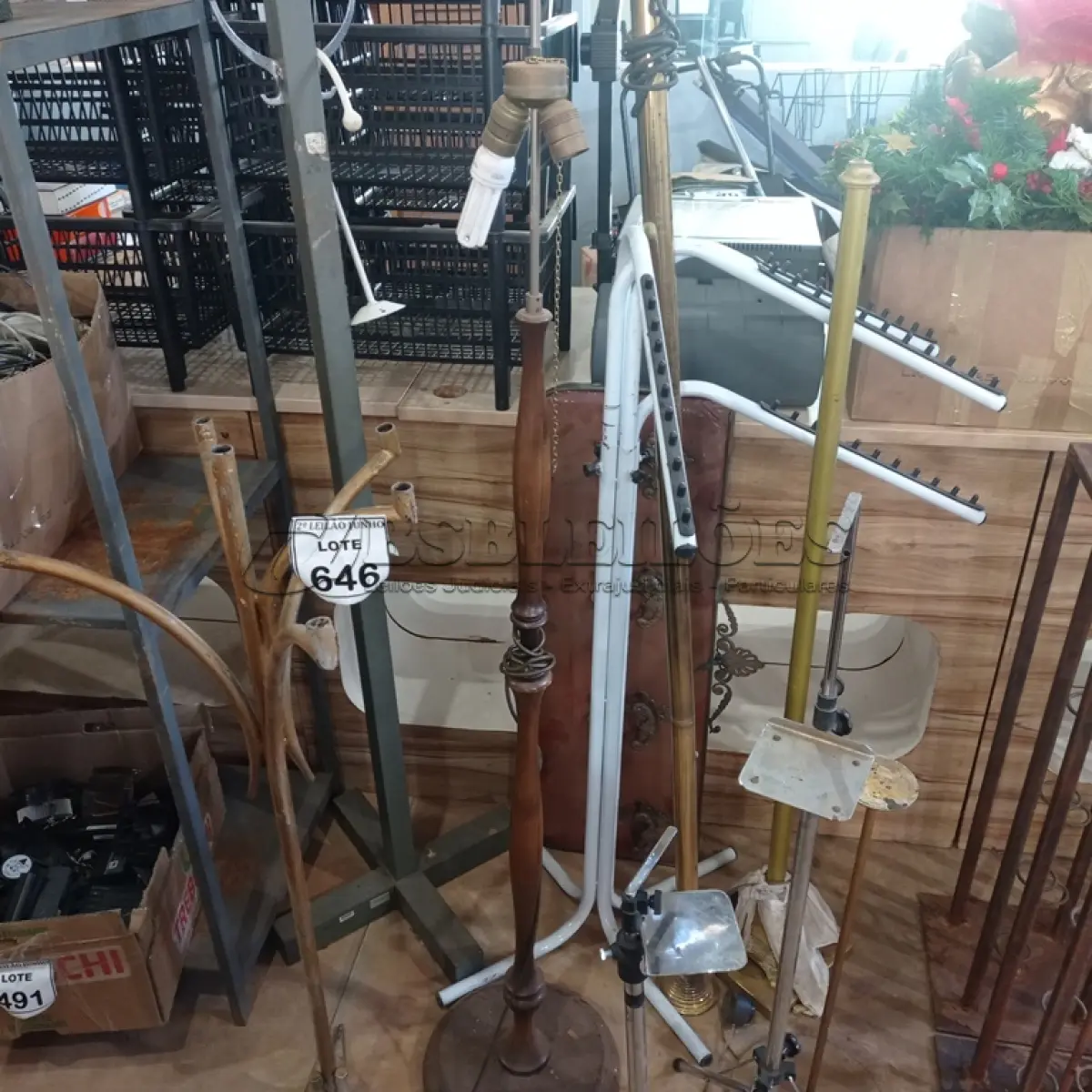 LOTE 645 - 02 SUPORTES DE FERRO PARA CASTIÇAL.  (NO ESTADO) ATENÇÃO! FAZER A VISITAÇÃO ANTES DE ARREMATAR, NÃO SABEMOS SE FUNCIONA, LEILÃO NÃO TEM GARANTIA E NEM DEVOLUÇÃO, SUJEITO A POSSÍVEIS AVARIAS VISÍVEIS/OCULTAS E/OU AUSÊNCIA DE COMPONENTES.