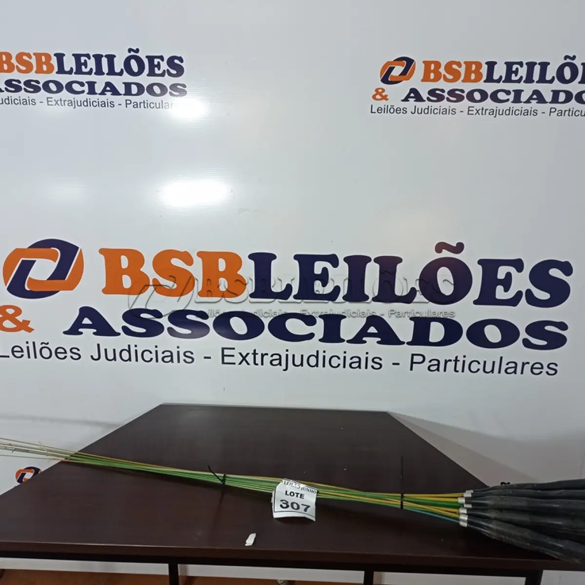 LOTE 307 - 13 VARAS DE FIBRA. (NO ESTADO) ATENÇÃO! FAZER A VISITAÇÃO ANTES DE ARREMATAR, NÃO SABEMOS SE FUNCIONA, LEILÃO NÃO TEM GARANTIA E NEM DEVOLUÇÃO, SUJEITO A POSSÍVEIS AVARIAS VISÍVEIS/OCULTAS E/OU AUSÊNCIA DE COMPONENTES.