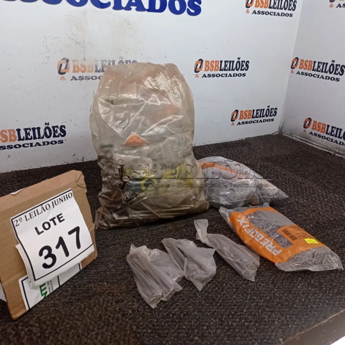 LOTE 317 - 01 LOTE COM GRANDE  VARIEDADE DE PREGOS COM TAMANHOS DIVERSOS. (NO ESTADO) ATENÇÃO! FAZER A VISITAÇÃO ANTES DE ARREMATAR, NÃO SABEMOS SE FUNCIONA, LEILÃO NÃO TEM GARANTIA E NEM DEVOLUÇÃO, SUJEITO A POSSÍVEIS AVARIAS VISÍVEIS/OCULTAS E/OU AUSÊNCIA DE COMPONENTES.