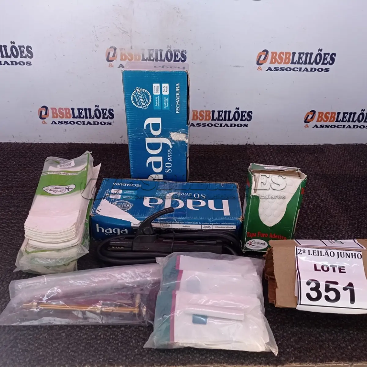 LOTE 351 - 02 FECHADURAS, 01 FERROLHO PARA PORTAS, 01 CABO PARA SOLDA ELÉTRICA, 05 ROLOS DE FITA BORDA, DIVERSOS TAPA FUROS ADESIVOS E FECHO TOQUE. (NO ESTADO) ATENÇÃO! FAZER A VISITAÇÃO ANTES DE ARREMATAR, NÃO SABEMOS SE FUNCIONA, LEILÃO NÃO TEM GARANTIA E NEM DEVOLUÇÃO, SUJEITO A POSSÍVEIS AVARIAS VISÍVEIS/OCULTAS E/OU AUSÊNCIA DE COMPONENTES.
