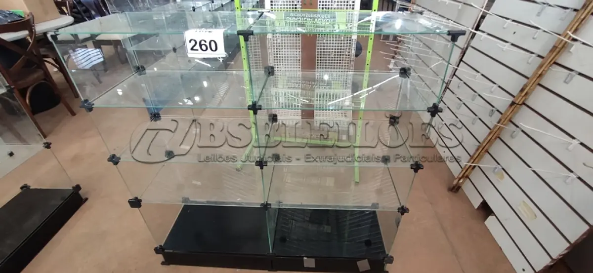 LOTE 260 - 01 VITRINE EXPOSITORA DE VIDRO. (NO ESTADO) ATENÇÃO! FAZER A VISITAÇÃO ANTES DE ARREMATAR, NÃO SABEMOS SE FUNCIONA, LEILÃO NÃO TEM GARANTIA E NEM DEVOLUÇÃO, SUJEITO A POSSÍVEIS AVARIAS VISÍVEIS/OCULTAS E/OU AUSÊNCIA DE COMPONENTES.
