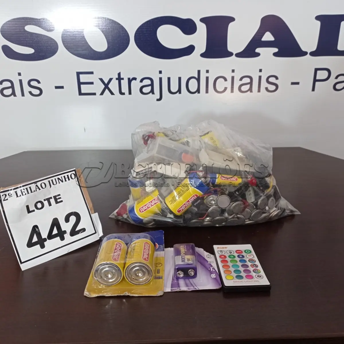 LOTE 442 - 01 LOTE COM DIVERSAS BATERIAS, PILHAS E CONTROLES DIVERSOS. (NO ESTADO) ATENÇÃO! FAZER A VISITAÇÃO ANTES DE ARREMATAR, NÃO SABEMOS SE FUNCIONA, LEILÃO NÃO TEM GARANTIA E NEM DEVOLUÇÃO, SUJEITO A POSSÍVEIS AVARIAS VISÍVEIS/OCULTAS E/OU AUSÊNCIA DE COMPONENTES.