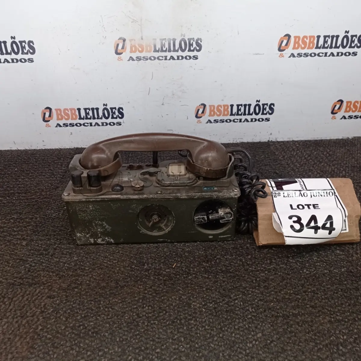LOTE 344 - 01 TELEFONE ANTIGO. (NO ESTADO) ATENÇÃO! FAZER A VISITAÇÃO ANTES DE ARREMATAR, NÃO SABEMOS SE FUNCIONA, LEILÃO NÃO TEM GARANTIA E NEM DEVOLUÇÃO, SUJEITO A POSSÍVEIS AVARIAS VISÍVEIS/OCULTAS E/OU AUSÊNCIA DE COMPONENTES.