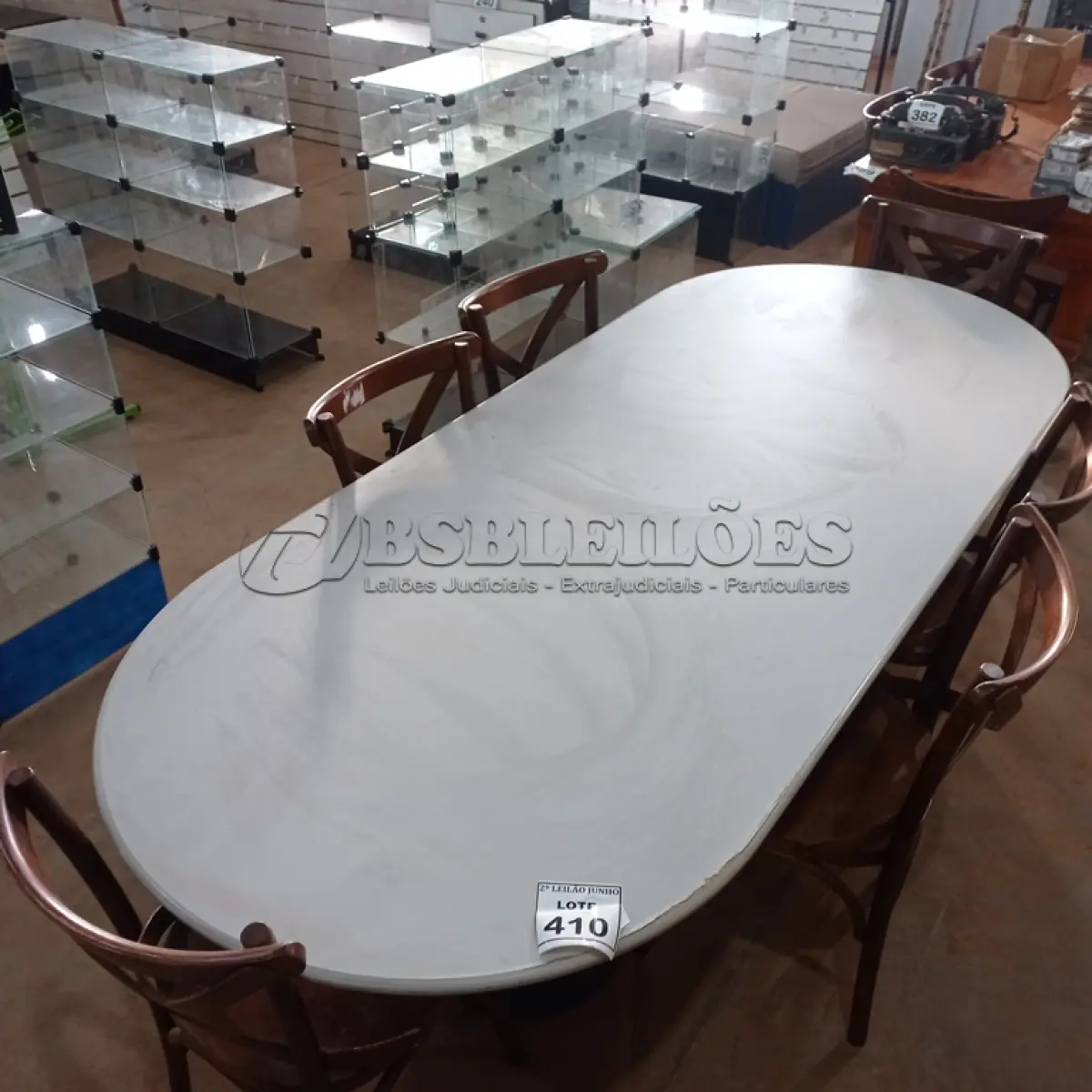 LOTE 410 - 01 MESA TAMPO OVAL COM 06 CADEIRAS EM MADEIRA. (NO ESTADO) ATENÇÃO! FAZER A VISITAÇÃO ANTES DE ARREMATAR, NÃO SABEMOS SE FUNCIONA, LEILÃO NÃO TEM GARANTIA E NEM DEVOLUÇÃO, SUJEITO A POSSÍVEIS AVARIAS VISÍVEIS/OCULTAS E/OU AUSÊNCIA DE COMPONENTES.