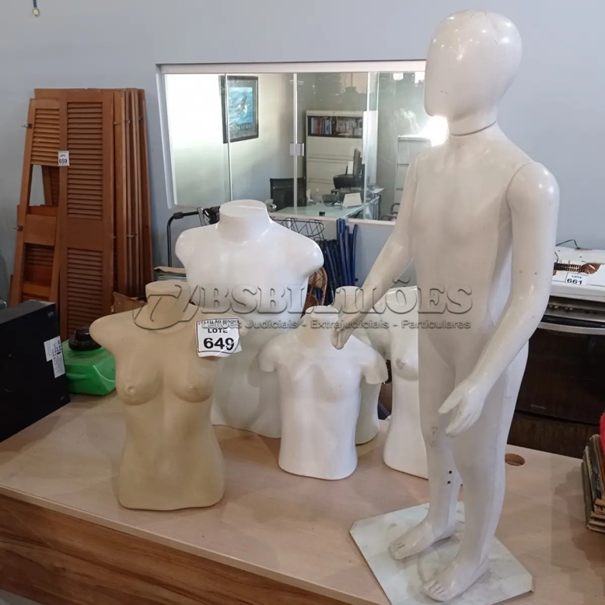 LOTE 649 - 06 MANEQUINS DE VÁRIOS TAMANHOS.  (NO ESTADO) ATENÇÃO! FAZER A VISITAÇÃO ANTES DE ARREMATAR, NÃO SABEMOS SE FUNCIONA, LEILÃO NÃO TEM GARANTIA E NEM DEVOLUÇÃO, SUJEITO A POSSÍVEIS AVARIAS VISÍVEIS/OCULTAS E/OU AUSÊNCIA DE COMPONENTES.