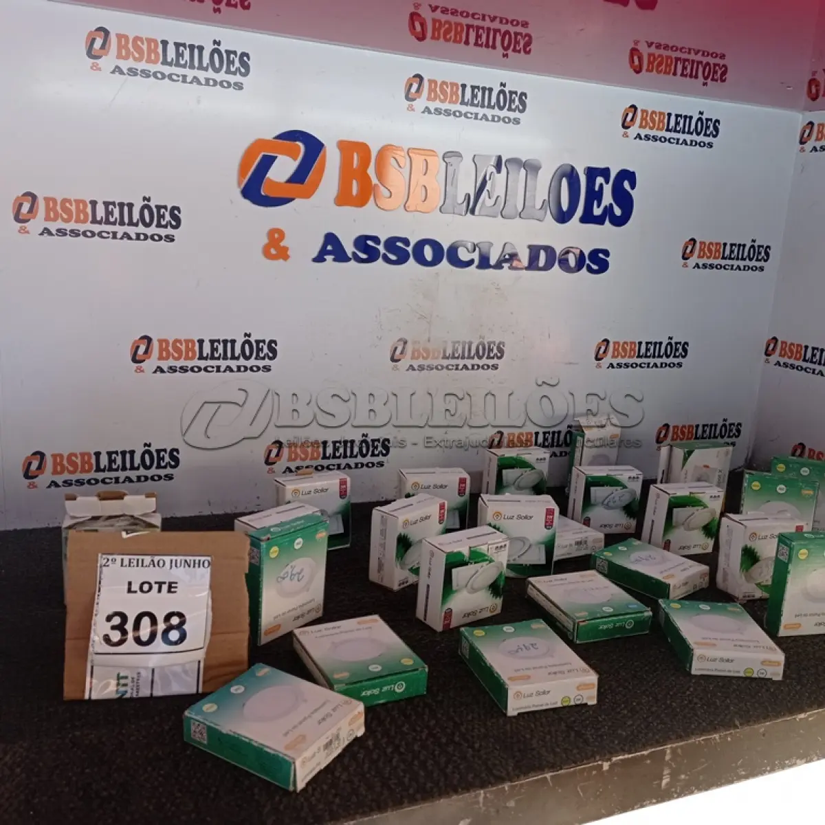 LOTE 308 - 01 LOTE COM VÁRIAS LUMINÁRIAS PAINEL SOLAR MODELOS DIVERSOS. (NO ESTADO) ATENÇÃO! FAZER A VISITAÇÃO ANTES DE ARREMATAR, NÃO SABEMOS SE FUNCIONA, LEILÃO NÃO TEM GARANTIA E NEM DEVOLUÇÃO, SUJEITO A POSSÍVEIS AVARIAS VISÍVEIS/OCULTAS E/OU AUSÊNCIA DE COMPONENTES.