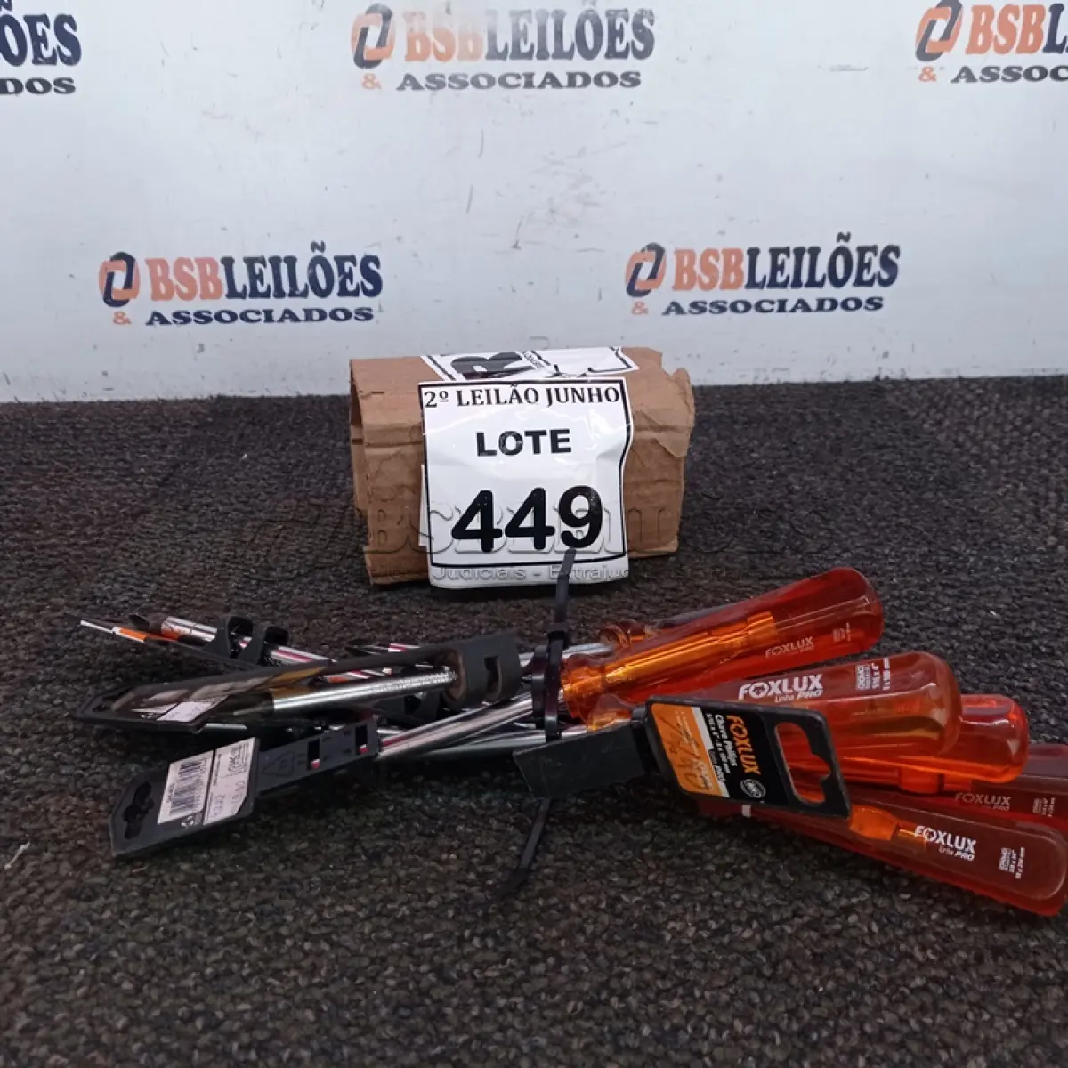 LOTE 449 - 06 CHAVES PHILIPS E 01 CHAVE CANHÃO. (NO ESTADO) ATENÇÃO! FAZER A VISITAÇÃO ANTES DE ARREMATAR, NÃO SABEMOS SE FUNCIONA, LEILÃO NÃO TEM GARANTIA E NEM DEVOLUÇÃO, SUJEITO A POSSÍVEIS AVARIAS VISÍVEIS/OCULTAS E/OU AUSÊNCIA DE COMPONENTES.