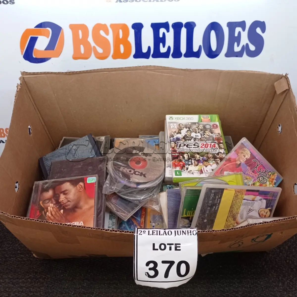 LOTE 370 - 01 LOTE COM GRANDE QUANTIDADE DE CD E DVD. (NO ESTADO) ATENÇÃO! FAZER A VISITAÇÃO ANTES DE ARREMATAR, NÃO SABEMOS SE FUNCIONA, LEILÃO NÃO TEM GARANTIA E NEM DEVOLUÇÃO, SUJEITO A POSSÍVEIS AVARIAS VISÍVEIS/OCULTAS E/OU AUSÊNCIA DE COMPONENTES.