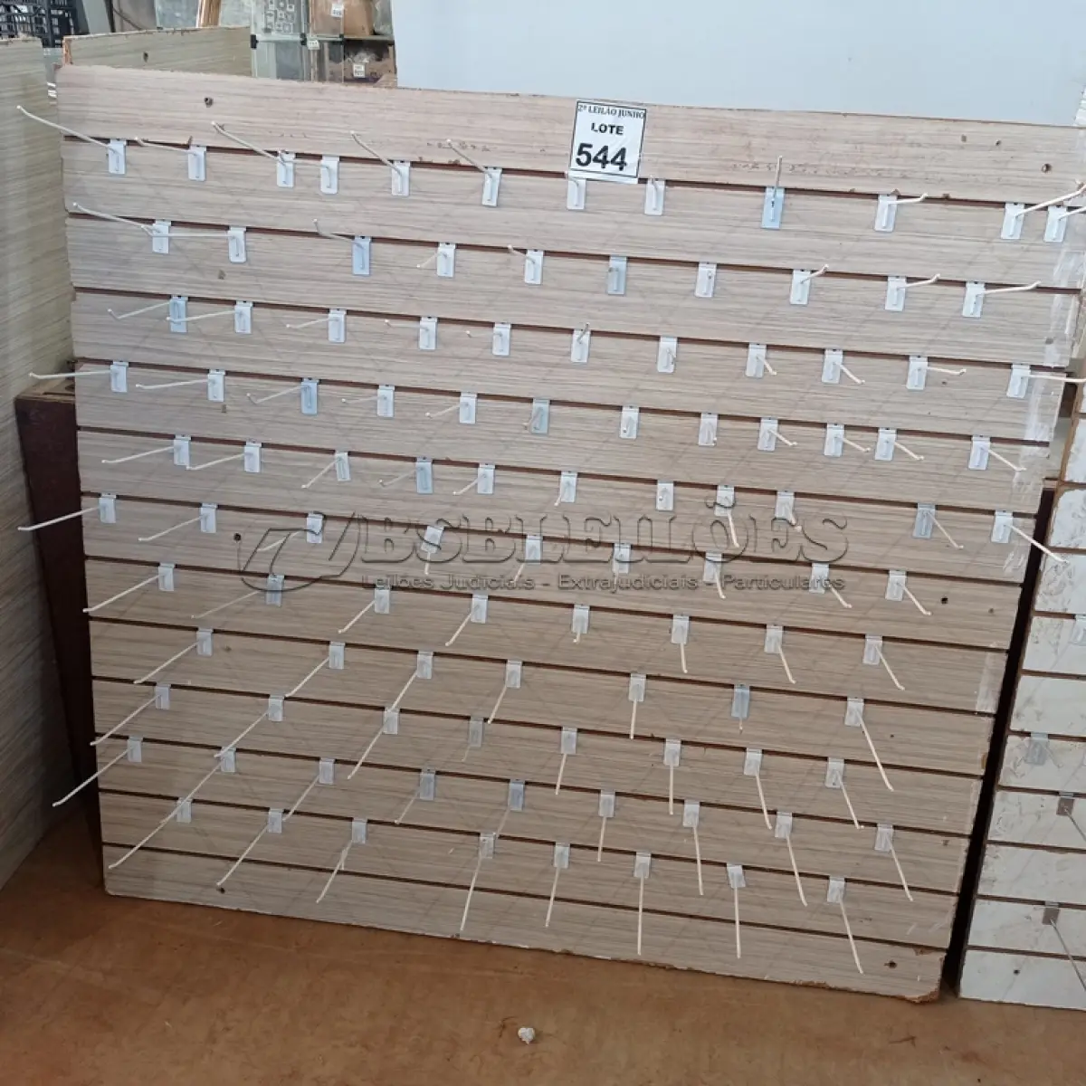 LOTE 544 - 01 PAINEL CANALETADO COM GANCHOS DE 1,49 X 1,40. (NO ESTADO) ATENÇÃO! FAZER A VISITAÇÃO ANTES DE ARREMATAR, NÃO SABEMOS SE FUNCIONA, LEILÃO NÃO TEM GARANTIA E NEM DEVOLUÇÃO, SUJEITO A POSSÍVEIS AVARIAS VISÍVEIS/OCULTAS E/OU AUSÊNCIA DE COMPONENTES.