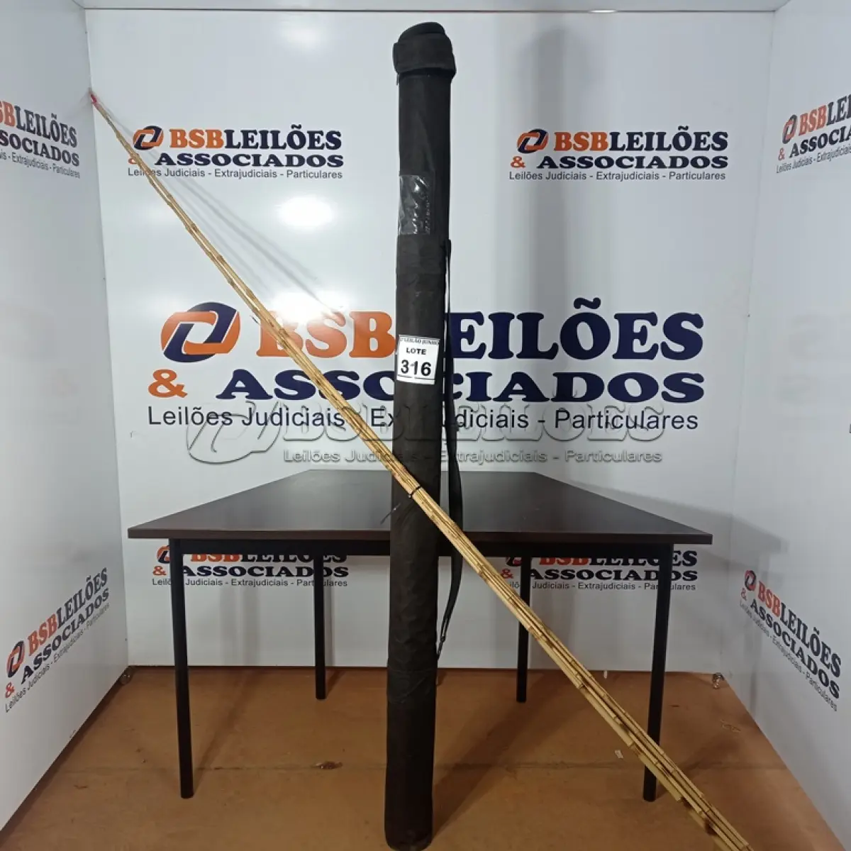 LOTE 316 - 01 SUPORTE PARA TRANSPORTE DE VARAS, 05 VARAS DE BAMBU E 04 VARAS DE BAMBU INCOMPLETAS. (NO ESTADO) ATENÇÃO! FAZER A VISITAÇÃO ANTES DE ARREMATAR, NÃO SABEMOS SE FUNCIONA, LEILÃO NÃO TEM GARANTIA E NEM DEVOLUÇÃO, SUJEITO A POSSÍVEIS AVARIAS VISÍVEIS/OCULTAS E/OU AUSÊNCIA DE COMPONENTES.