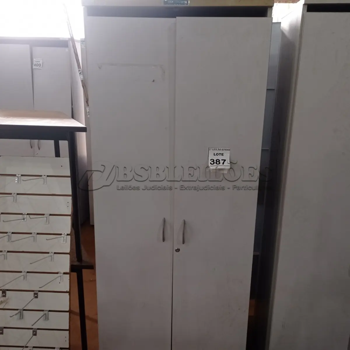 LOTE 387 - 01 ARMÁRIO ALTO COM 02 PORTAS 04 COMPARTIMENTOS. (NO ESTADO) ATENÇÃO! FAZER A VISITAÇÃO ANTES DE ARREMATAR, NÃO SABEMOS SE FUNCIONA, LEILÃO NÃO TEM GARANTIA E NEM DEVOLUÇÃO, SUJEITO A POSSÍVEIS AVARIAS VISÍVEIS/OCULTAS E/OU AUSÊNCIA DE COMPONENTES.