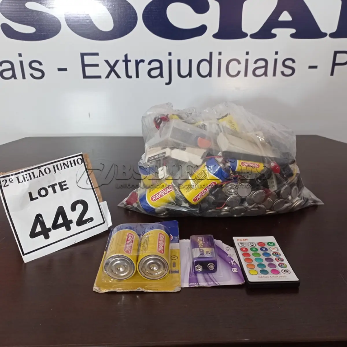 LOTE 442 - 01 LOTE COM DIVERSAS BATERIAS, PILHAS E CONTROLES DIVERSOS. (NO ESTADO) ATENÇÃO! FAZER A VISITAÇÃO ANTES DE ARREMATAR, NÃO SABEMOS SE FUNCIONA, LEILÃO NÃO TEM GARANTIA E NEM DEVOLUÇÃO, SUJEITO A POSSÍVEIS AVARIAS VISÍVEIS/OCULTAS E/OU AUSÊNCIA DE COMPONENTES.