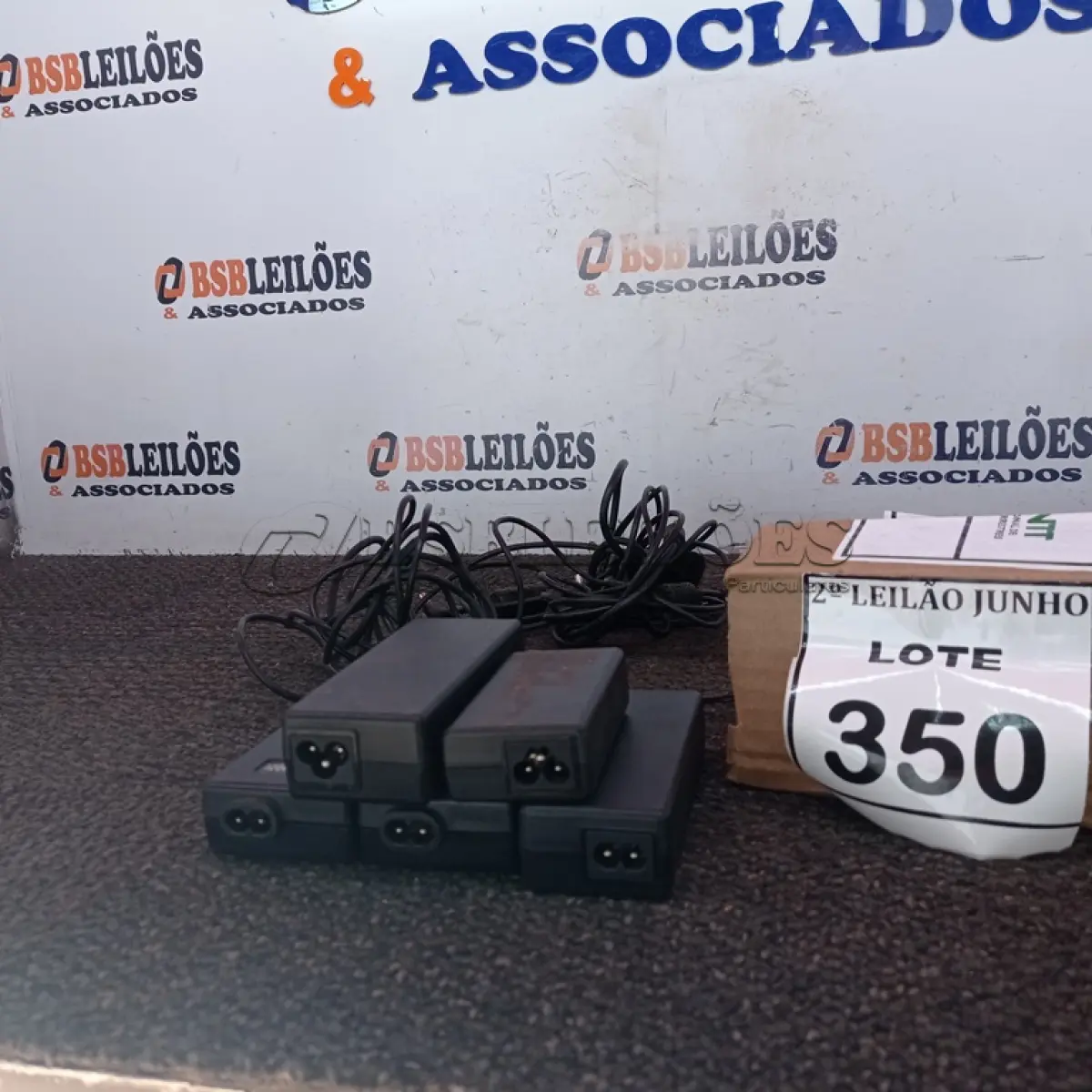 LOTE 350 - 05 FONTES PARA NOTEBOOKS VOLTAGENS DIVERSAS. (NO ESTADO) ATENÇÃO! FAZER A VISITAÇÃO ANTES DE ARREMATAR, NÃO SABEMOS SE FUNCIONA, LEILÃO NÃO TEM GARANTIA E NEM DEVOLUÇÃO, SUJEITO A POSSÍVEIS AVARIAS VISÍVEIS/OCULTAS E/OU AUSÊNCIA DE COMPONENTES.