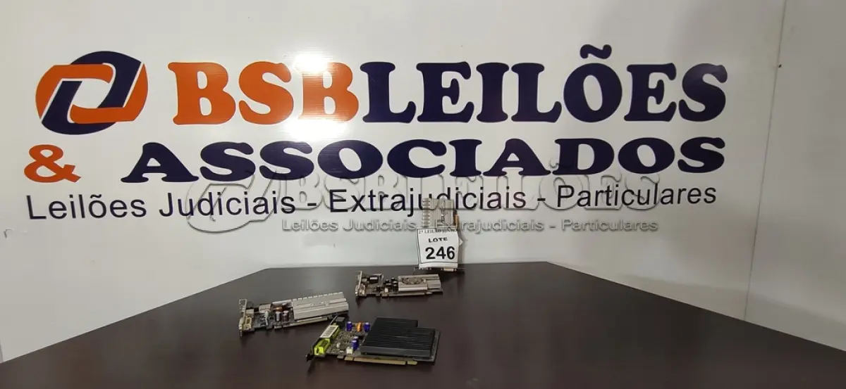 LOTE 246 - 04 PLACAS DE VÍDEO. (NO ESTADO) ATENÇÃO! FAZER A VISITAÇÃO ANTES DE ARREMATAR, NÃO SABEMOS SE FUNCIONA, LEILÃO NÃO TEM GARANTIA E NEM DEVOLUÇÃO, SUJEITO A POSSÍVEIS AVARIAS VISÍVEIS/OCULTAS E/OU AUSÊNCIA DE COMPONENTES.