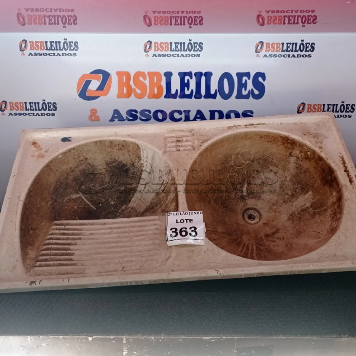 LOTE 363 - 01 TANQUE COM 02 CUBAS DE 98 X 51 CM. (NO ESTADO) ATENÇÃO! FAZER A VISITAÇÃO ANTES DE ARREMATAR, NÃO SABEMOS SE FUNCIONA, LEILÃO NÃO TEM GARANTIA E NEM DEVOLUÇÃO, SUJEITO A POSSÍVEIS AVARIAS VISÍVEIS/OCULTAS E/OU AUSÊNCIA DE COMPONENTES.