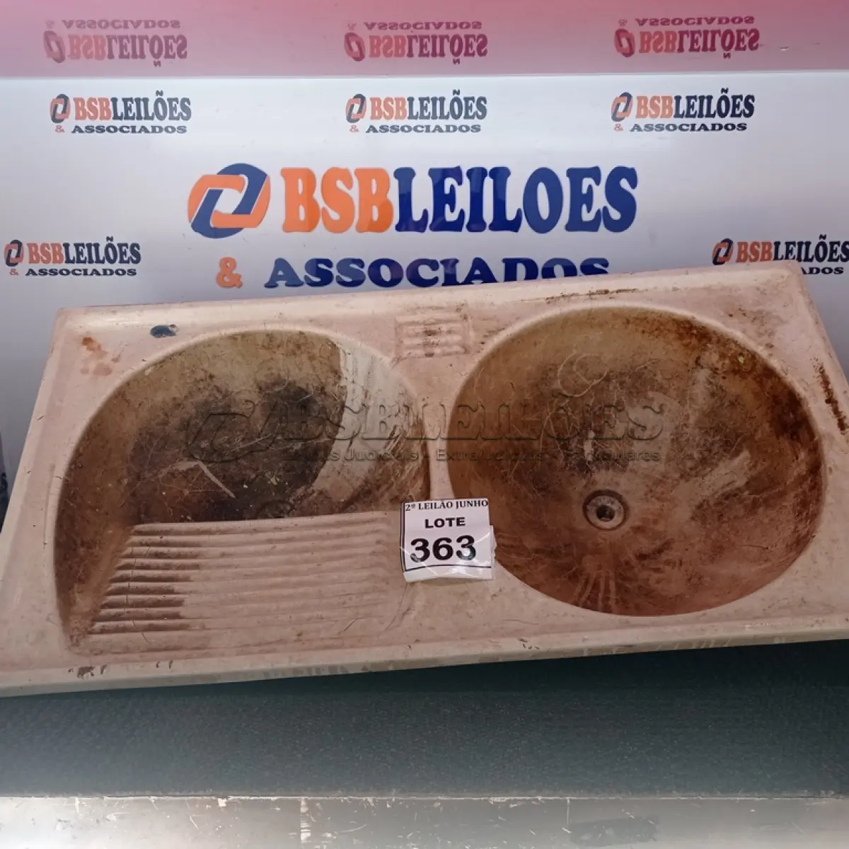 LOTE 363 - 01 TANQUE COM 02 CUBAS DE 98 X 51 CM. (NO ESTADO) ATENÇÃO! FAZER A VISITAÇÃO ANTES DE ARREMATAR, NÃO SABEMOS SE FUNCIONA, LEILÃO NÃO TEM GARANTIA E NEM DEVOLUÇÃO, SUJEITO A POSSÍVEIS AVARIAS VISÍVEIS/OCULTAS E/OU AUSÊNCIA DE COMPONENTES.