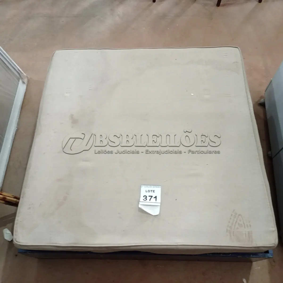 LOTE 371 - 01 PUFF ALMOFADADO COM BASE EM MADEIRA. (NO ESTADO) ATENÇÃO! FAZER A VISITAÇÃO ANTES DE ARREMATAR, NÃO SABEMOS SE FUNCIONA, LEILÃO NÃO TEM GARANTIA E NEM DEVOLUÇÃO, SUJEITO A POSSÍVEIS AVARIAS VISÍVEIS/OCULTAS E/OU AUSÊNCIA DE COMPONENTES.