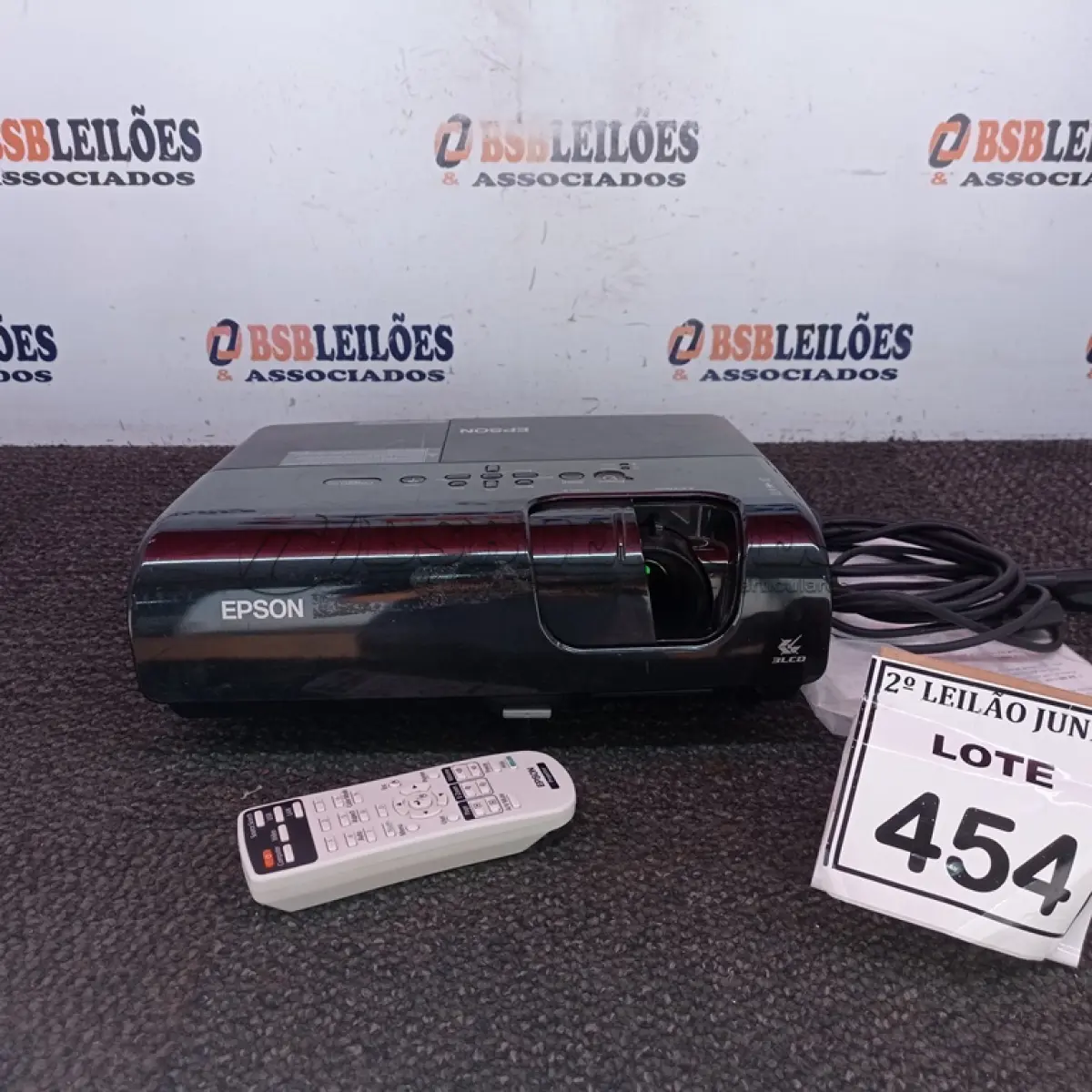 LOTE 454 - 01 PROJETOR MULTIMÍDIA COM CONTROLE 220W MARCA EPSON. (NO ESTADO) ATENÇÃO! FAZER A VISITAÇÃO ANTES DE ARREMATAR, NÃO SABEMOS SE FUNCIONA, LEILÃO NÃO TEM GARANTIA E NEM DEVOLUÇÃO, SUJEITO A POSSÍVEIS AVARIAS VISÍVEIS/OCULTAS E/OU AUSÊNCIA DE COMPONENTES.