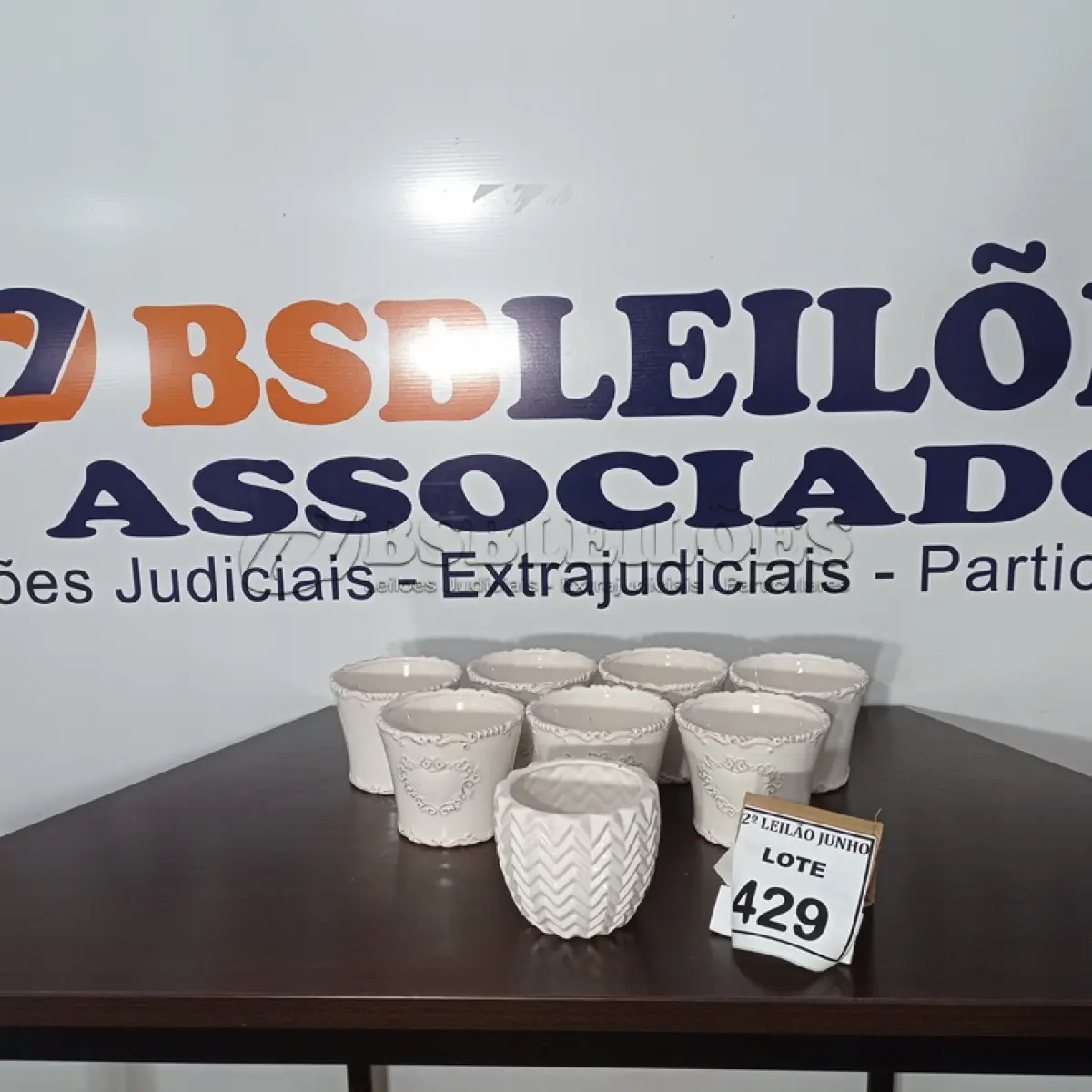 LOTE 429 - 08 VASOS DECORADOS. (NO ESTADO) ATENÇÃO! FAZER A VISITAÇÃO ANTES DE ARREMATAR, NÃO SABEMOS SE FUNCIONA, LEILÃO NÃO TEM GARANTIA E NEM DEVOLUÇÃO, SUJEITO A POSSÍVEIS AVARIAS VISÍVEIS/OCULTAS E/OU AUSÊNCIA DE COMPONENTES.