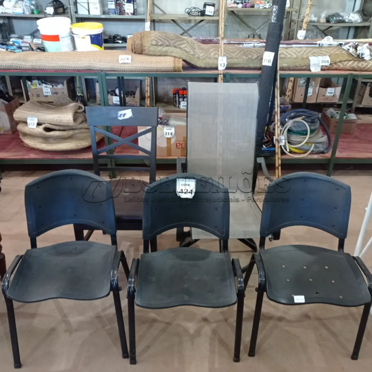 LOTE 424 - 05 CADEIRAS DIVERSAS. (NO ESTADO) ATENÇÃO! FAZER A VISITAÇÃO ANTES DE ARREMATAR, NÃO SABEMOS SE FUNCIONA, LEILÃO NÃO TEM GARANTIA E NEM DEVOLUÇÃO, SUJEITO A POSSÍVEIS AVARIAS VISÍVEIS/OCULTAS E/OU AUSÊNCIA DE COMPONENTES.