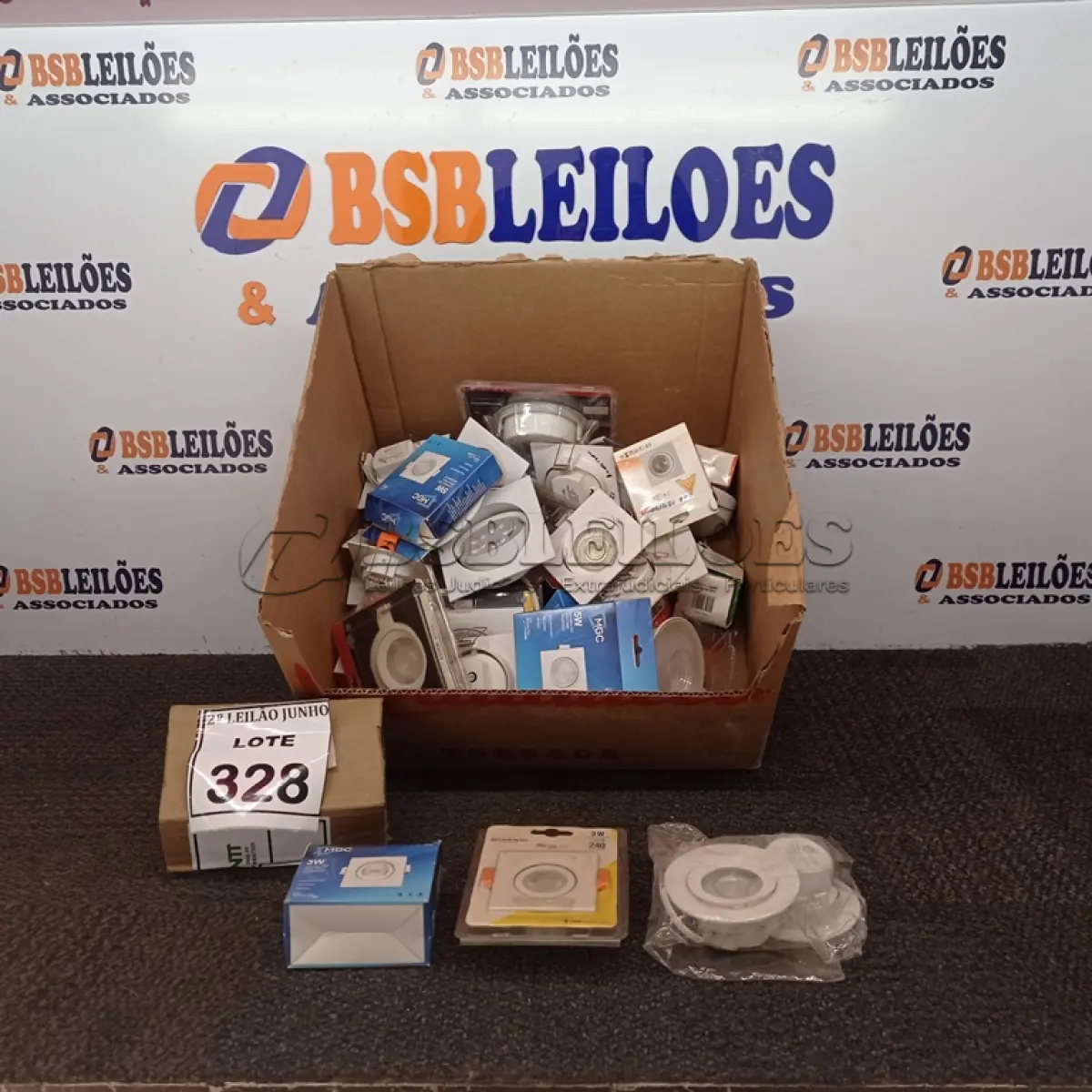 LOTE 328 - 01 LOTE COM VÁRIAS LUMINÁRIAS PAINEL SOLAR MODELOS DIVERSOS. (NO ESTADO) ATENÇÃO! FAZER A VISITAÇÃO ANTES DE ARREMATAR, NÃO SABEMOS SE FUNCIONA, LEILÃO NÃO TEM GARANTIA E NEM DEVOLUÇÃO, SUJEITO A POSSÍVEIS AVARIAS VISÍVEIS/OCULTAS E/OU AUSÊNCIA DE COMPONENTES.