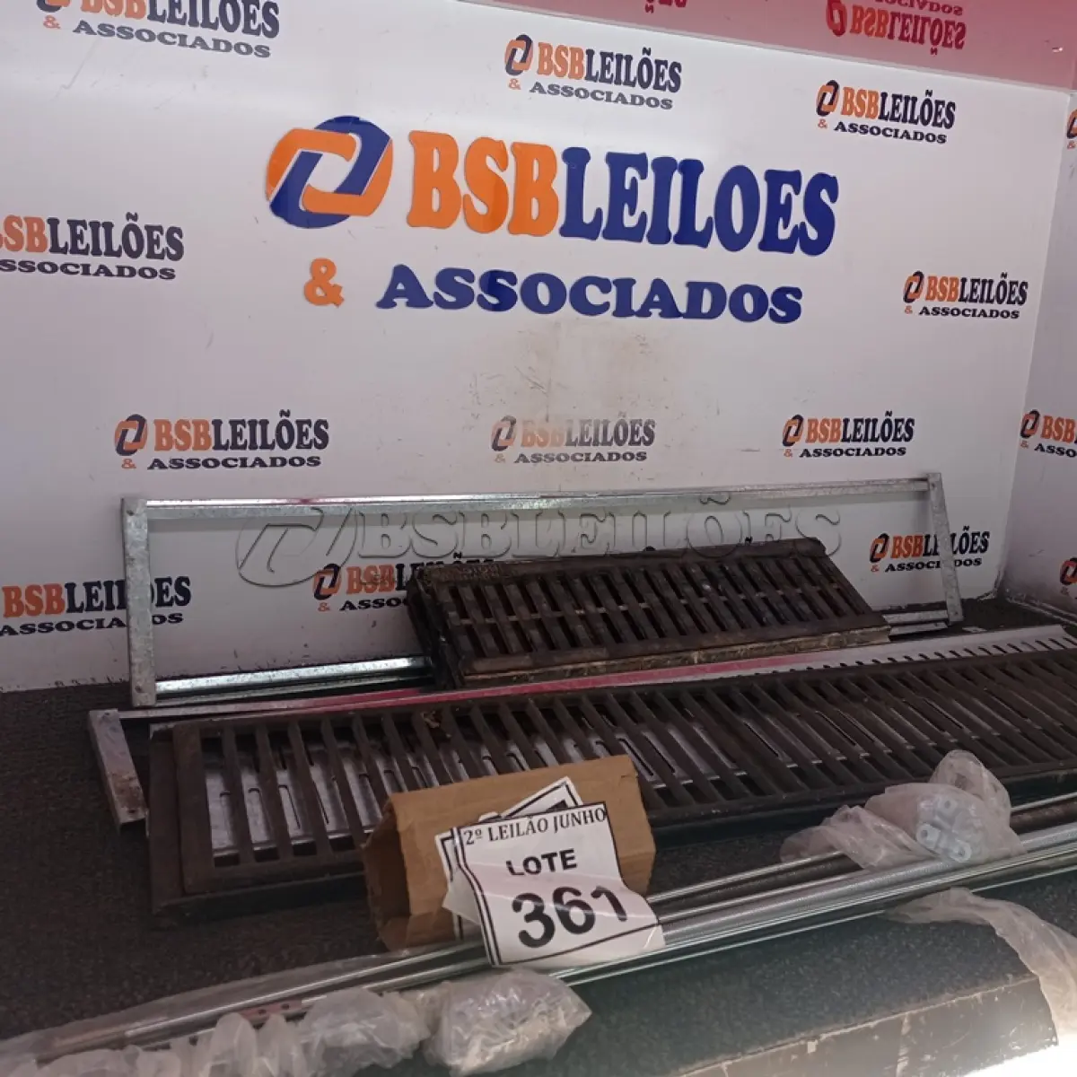 LOTE 361 - 01 LOTE COM DIVERSAS GRELHAS PARA ESGOTO E PARAFUSOS ENROSCÁVEIS DE VÁRIAS MEDIDAS. (NO ESTADO) ATENÇÃO! FAZER A VISITAÇÃO ANTES DE ARREMATAR, NÃO SABEMOS SE FUNCIONA, LEILÃO NÃO TEM GARANTIA E NEM DEVOLUÇÃO, SUJEITO A POSSÍVEIS AVARIAS VISÍVEIS/OCULTAS E/OU AUSÊNCIA DE COMPONENTES.