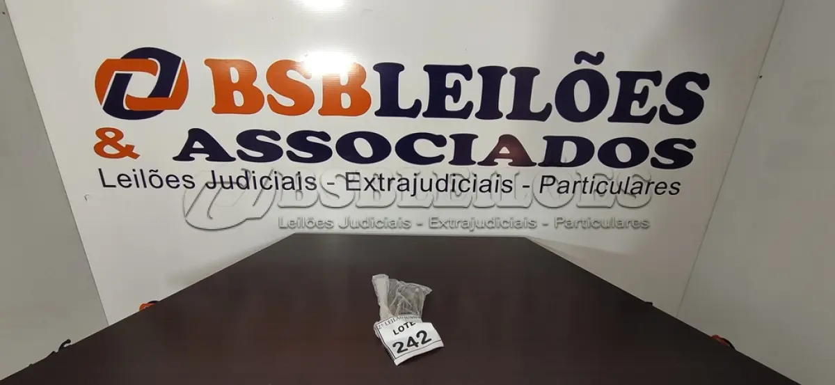 LOTE 242 - 11 BROCAS DE PAREDE. (NO ESTADO) ATENÇÃO! FAZER A VISITAÇÃO ANTES DE ARREMATAR, NÃO SABEMOS SE FUNCIONA, LEILÃO NÃO TEM GARANTIA E NEM DEVOLUÇÃO, SUJEITO A POSSÍVEIS AVARIAS VISÍVEIS/OCULTAS E/OU AUSÊNCIA DE COMPONENTES.