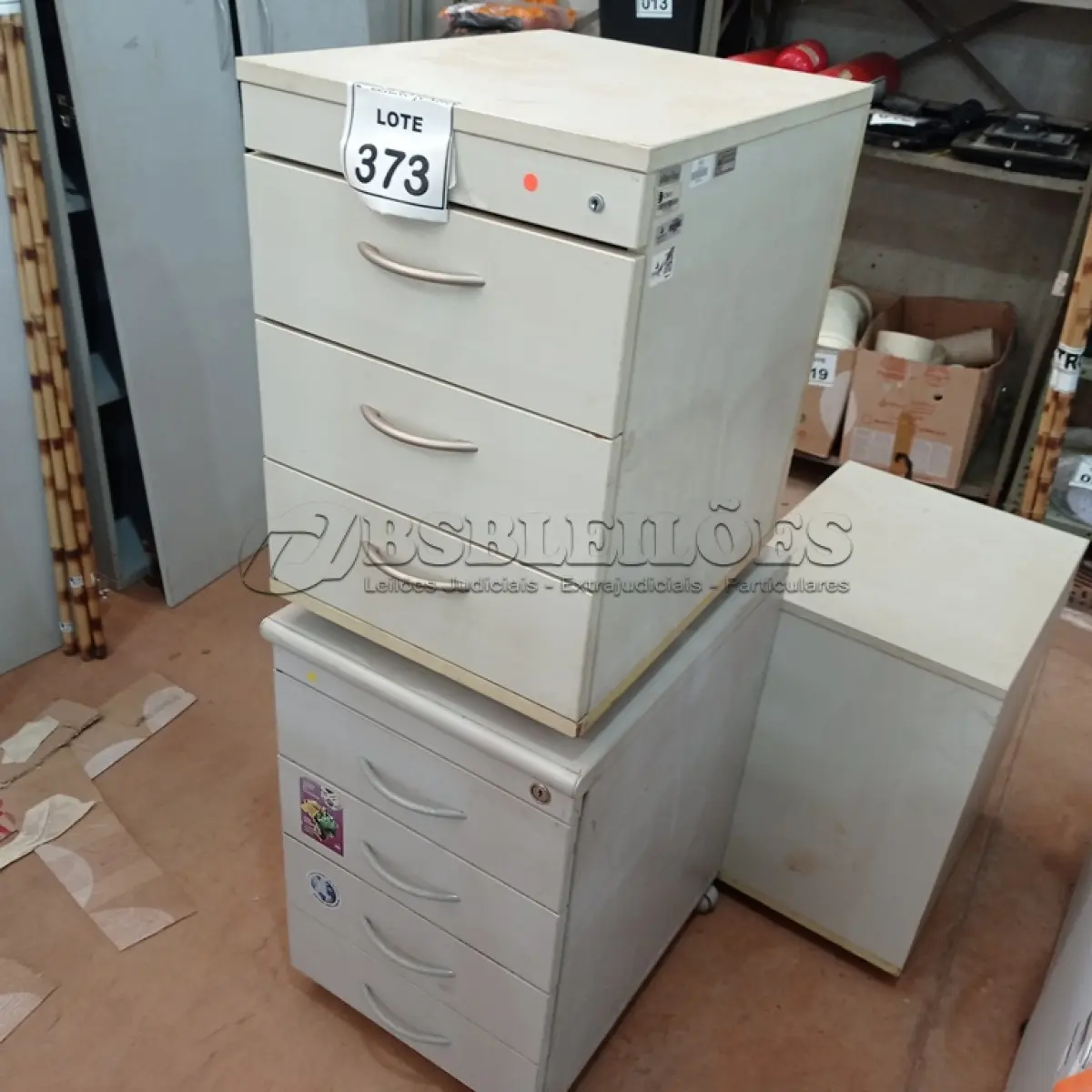 LOTE 373 - 03 GAVETEIROS SENDO 02 COM 03 PORTAS E 01 COM 04 PORTAS. (NO ESTADO) ATENÇÃO! FAZER A VISITAÇÃO ANTES DE ARREMATAR, NÃO SABEMOS SE FUNCIONA, LEILÃO NÃO TEM GARANTIA E NEM DEVOLUÇÃO, SUJEITO A POSSÍVEIS AVARIAS VISÍVEIS/OCULTAS E/OU AUSÊNCIA DE COMPONENTES.