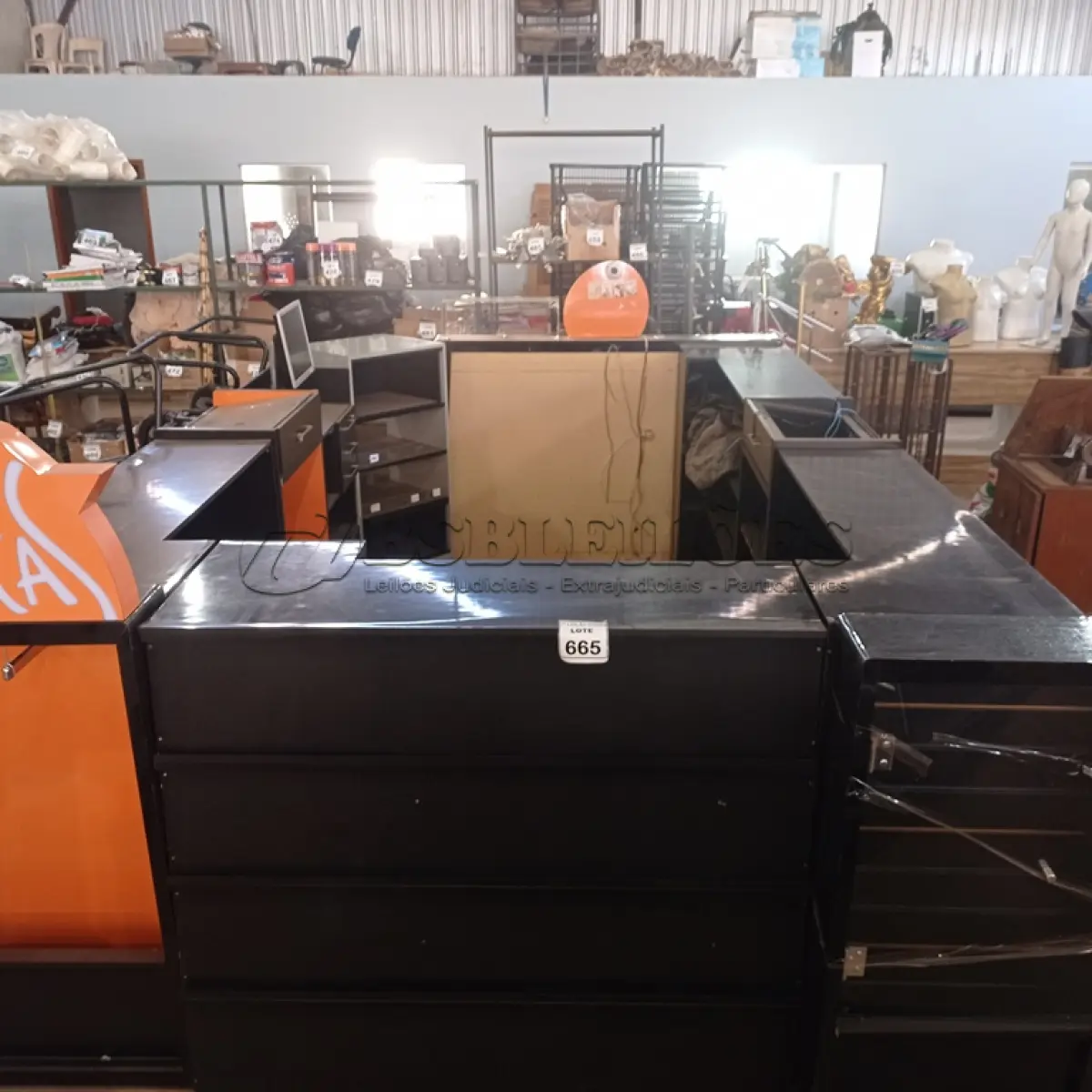 LOTE 336 - 01 QUIOSQUE DE SHOPPING EM MADEIRA, 01 MONITOR E SISTEMA DE CÂMERAS PRÉ-INSTALADOS. (NO ESTADO) ATENÇÃO! FAZER A VISITAÇÃO ANTES DE ARREMATAR, NÃO SABEMOS SE FUNCIONA, LEILÃO NÃO TEM GARANTIA E NEM DEVOLUÇÃO, SUJEITO A POSSÍVEIS AVARIAS VISÍVEIS/OCULTAS E/OU AUSÊNCIA DE COMPONENTES.