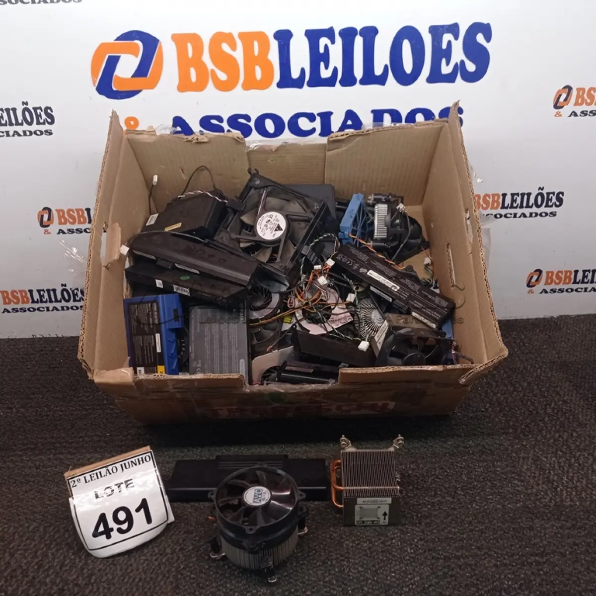 LOTE 491 - 01 LOTE COM GRANDE QUANTIDADE DE COOLER E BATERIAS PARA PC E NOTEBOOKS. (NO ESTADO) ATENÇÃO! FAZER A VISITAÇÃO ANTES DE ARREMATAR, NÃO SABEMOS SE FUNCIONA, LEILÃO NÃO TEM GARANTIA E NEM DEVOLUÇÃO, SUJEITO A POSSÍVEIS AVARIAS VISÍVEIS/OCULTAS E/OU AUSÊNCIA DE COMPONENTES.