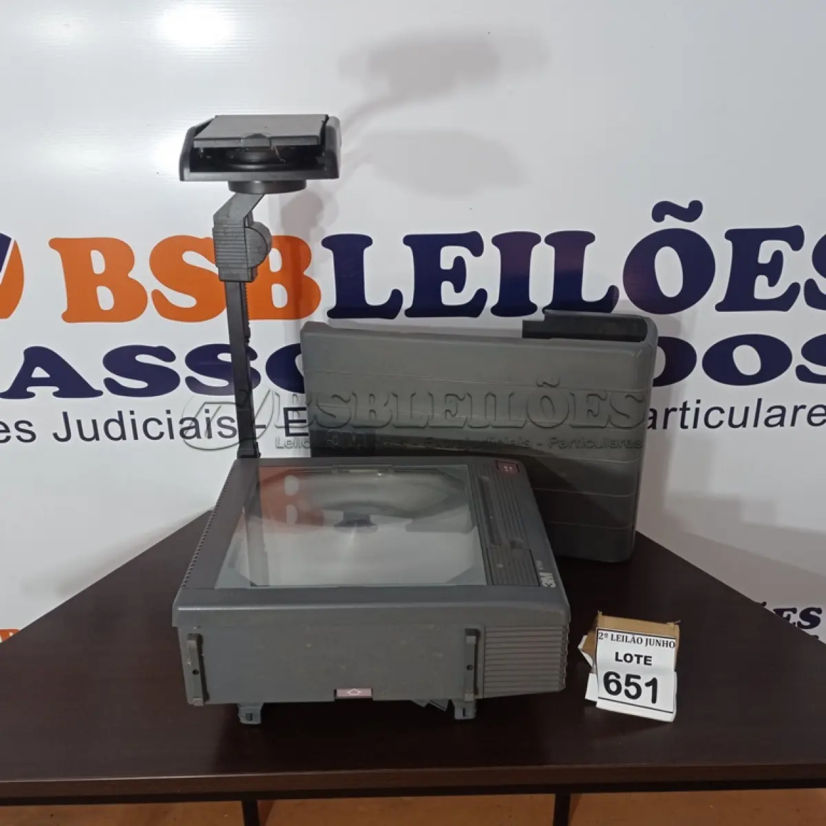 LOTE 651 - 01 RETROPROJETOR MARCA 3N MODELO 9700.  (NO ESTADO) ATENÇÃO! FAZER A VISITAÇÃO ANTES DE ARREMATAR, NÃO SABEMOS SE FUNCIONA, LEILÃO NÃO TEM GARANTIA E NEM DEVOLUÇÃO, SUJEITO A POSSÍVEIS AVARIAS VISÍVEIS/OCULTAS E/OU AUSÊNCIA DE COMPONENTES.