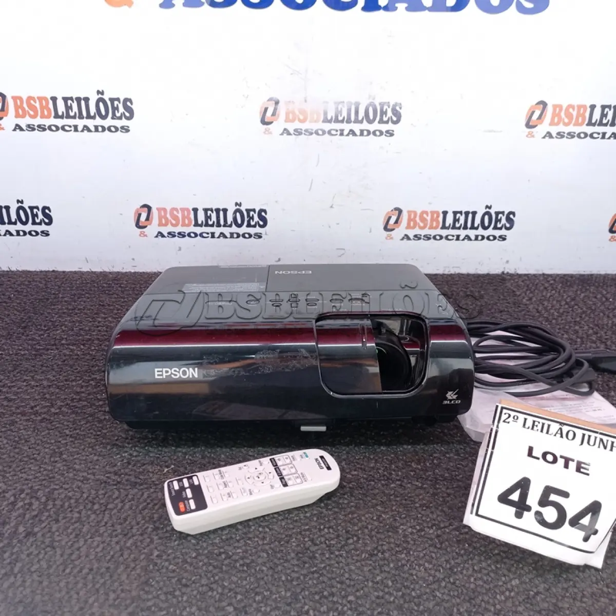 LOTE 454 - 01 PROJETOR MULTIMÍDIA COM CONTROLE 220W MARCA EPSON. (NO ESTADO) ATENÇÃO! FAZER A VISITAÇÃO ANTES DE ARREMATAR, NÃO SABEMOS SE FUNCIONA, LEILÃO NÃO TEM GARANTIA E NEM DEVOLUÇÃO, SUJEITO A POSSÍVEIS AVARIAS VISÍVEIS/OCULTAS E/OU AUSÊNCIA DE COMPONENTES.