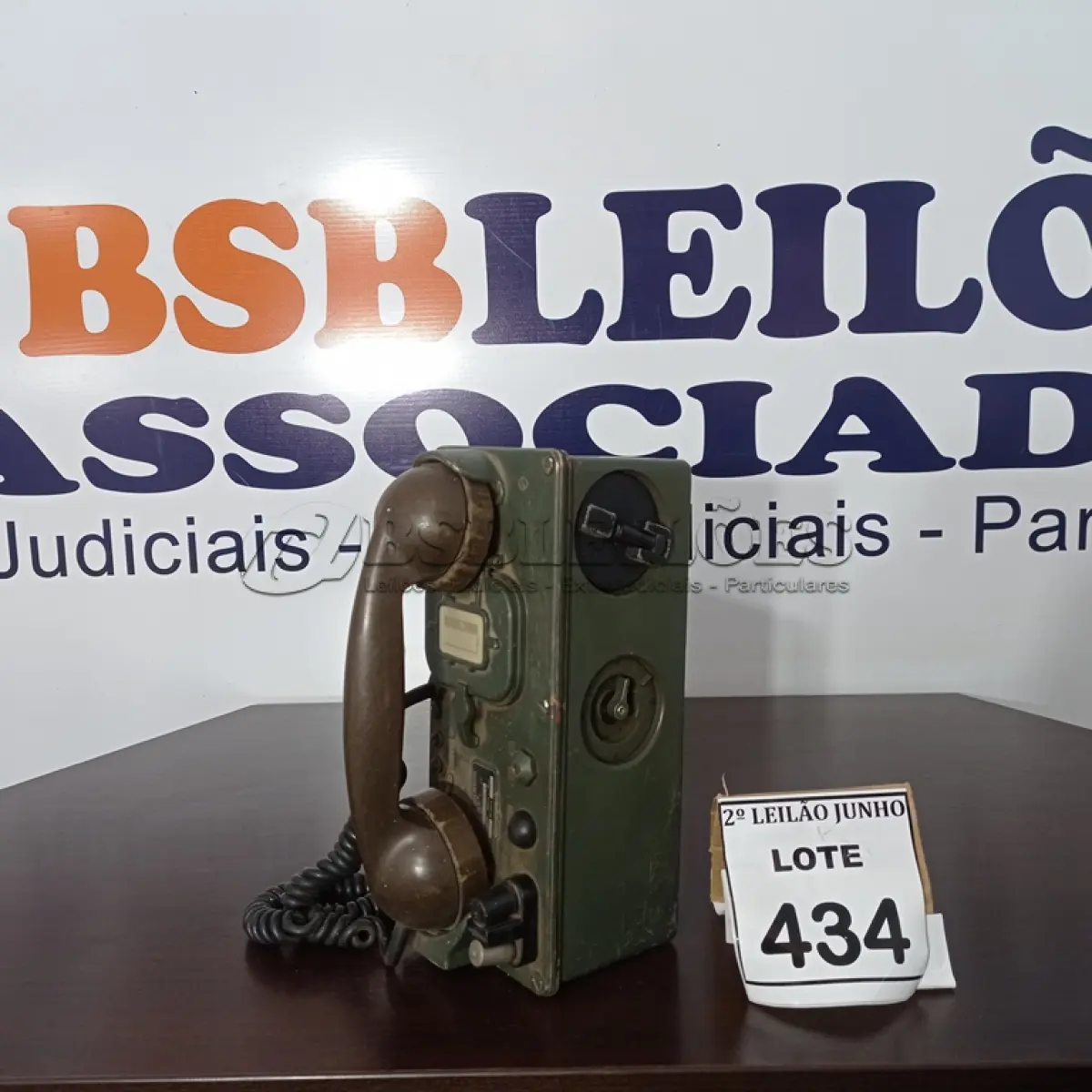LOTE 434 - 01 TELEFONE ANTIGO. (NO ESTADO) ATENÇÃO! FAZER A VISITAÇÃO ANTES DE ARREMATAR, NÃO SABEMOS SE FUNCIONA, LEILÃO NÃO TEM GARANTIA E NEM DEVOLUÇÃO, SUJEITO A POSSÍVEIS AVARIAS VISÍVEIS/OCULTAS E/OU AUSÊNCIA DE COMPONENTES.