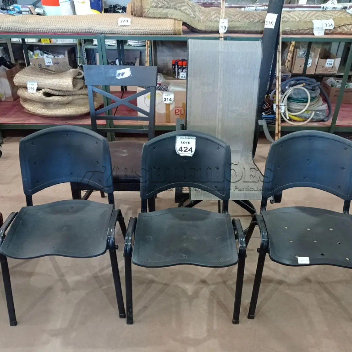 LOTE 424 - 05 CADEIRAS DIVERSAS. (NO ESTADO) ATENÇÃO! FAZER A VISITAÇÃO ANTES DE ARREMATAR, NÃO SABEMOS SE FUNCIONA, LEILÃO NÃO TEM GARANTIA E NEM DEVOLUÇÃO, SUJEITO A POSSÍVEIS AVARIAS VISÍVEIS/OCULTAS E/OU AUSÊNCIA DE COMPONENTES.