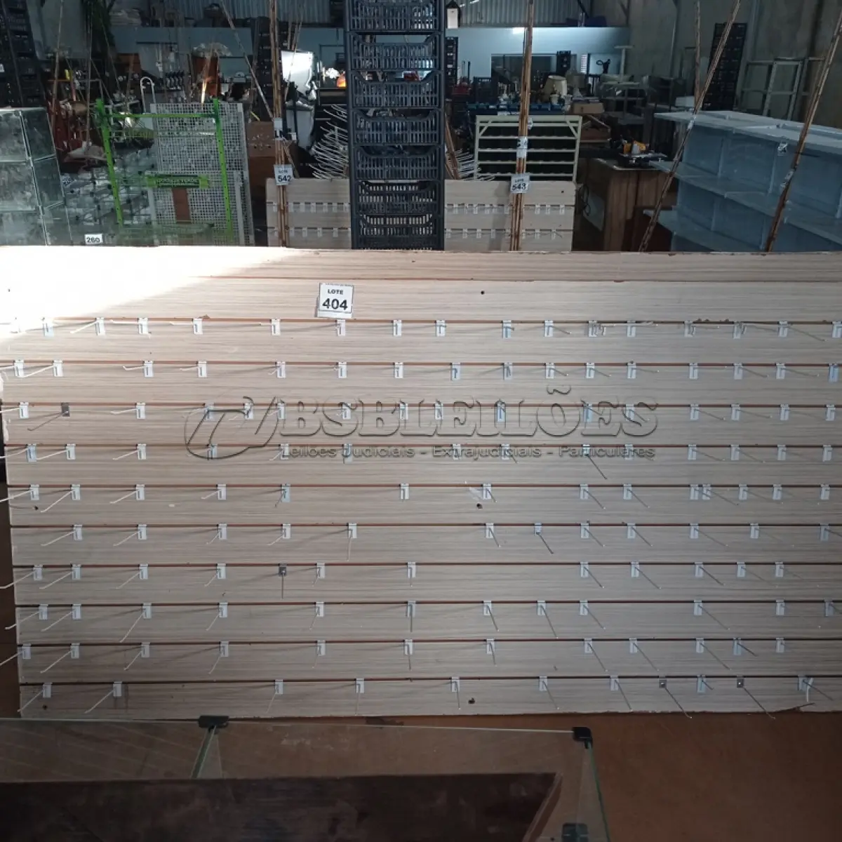 LOTE 404 - 01 PAINEL CANALETADO DE 2,75M X 1,40M. (NO ESTADO) ATENÇÃO! FAZER A VISITAÇÃO ANTES DE ARREMATAR, NÃO SABEMOS SE FUNCIONA, LEILÃO NÃO TEM GARANTIA E NEM DEVOLUÇÃO, SUJEITO A POSSÍVEIS AVARIAS VISÍVEIS/OCULTAS E/OU AUSÊNCIA DE COMPONENTES.