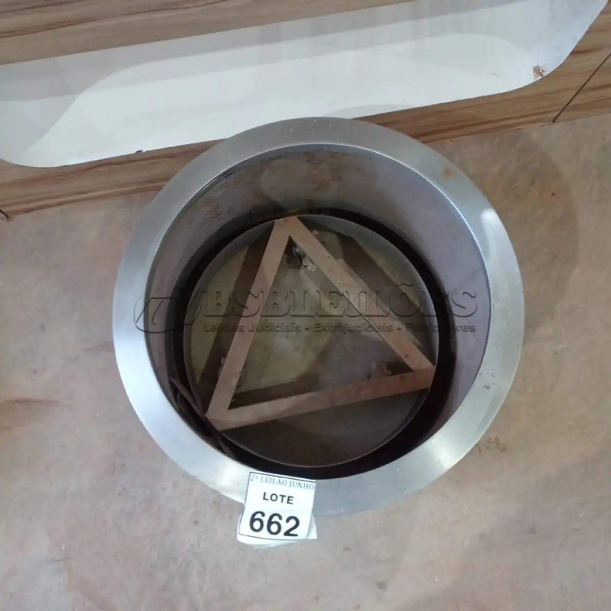 LOTE 662 - 01 SUPORTE PARA VASOS COM RODAS.  (NO ESTADO) ATENÇÃO! FAZER A VISITAÇÃO ANTES DE ARREMATAR, NÃO SABEMOS SE FUNCIONA, LEILÃO NÃO TEM GARANTIA E NEM DEVOLUÇÃO, SUJEITO A POSSÍVEIS AVARIAS VISÍVEIS/OCULTAS E/OU AUSÊNCIA DE COMPONENTES.