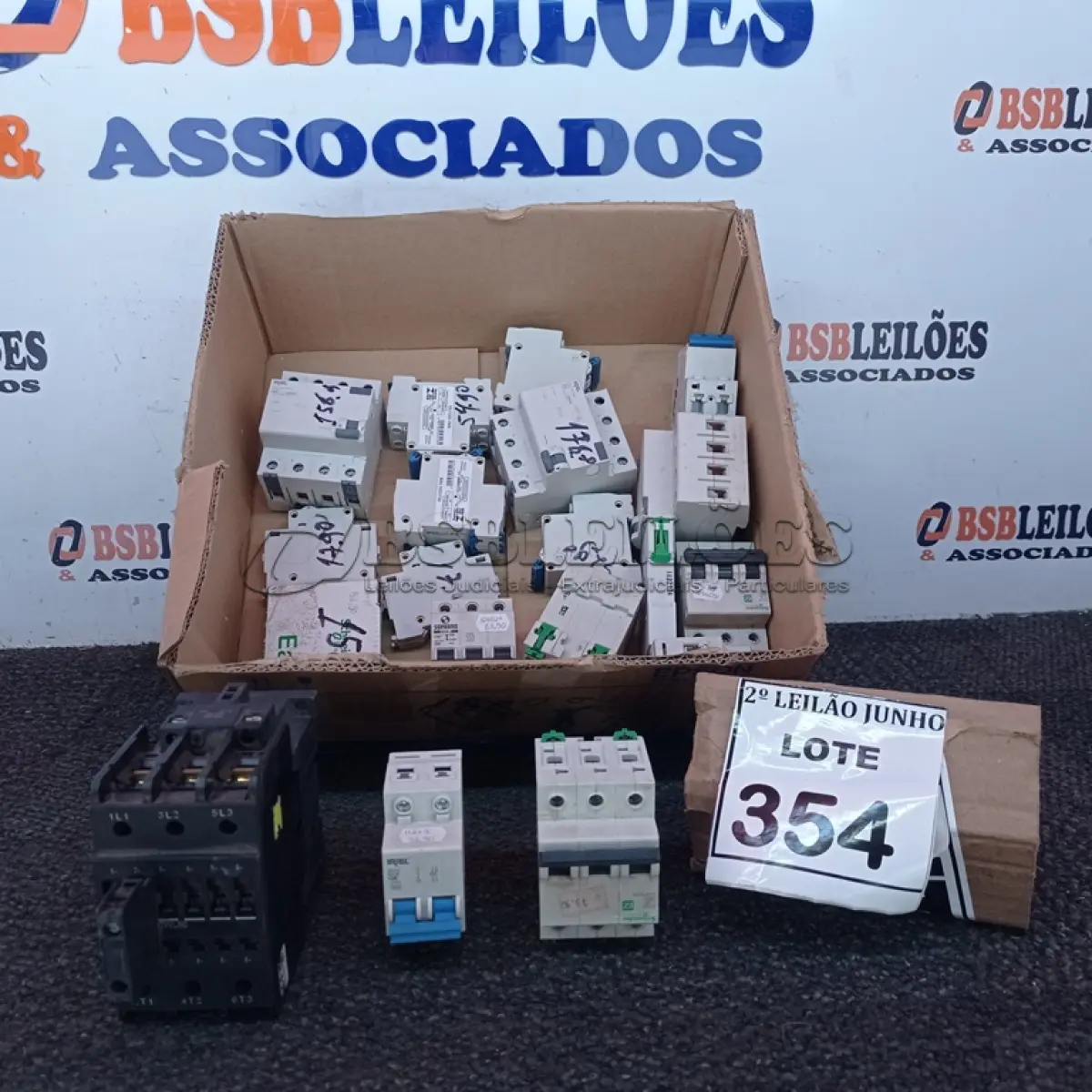 LOTE 354 - 01 LOTE COM VÁRIOS DISJUNTORES MODELOS E TAMANHOS DIVERSOS. (NO ESTADO) ATENÇÃO! FAZER A VISITAÇÃO ANTES DE ARREMATAR, NÃO SABEMOS SE FUNCIONA, LEILÃO NÃO TEM GARANTIA E NEM DEVOLUÇÃO, SUJEITO A POSSÍVEIS AVARIAS VISÍVEIS/OCULTAS E/OU AUSÊNCIA DE COMPONENTES.