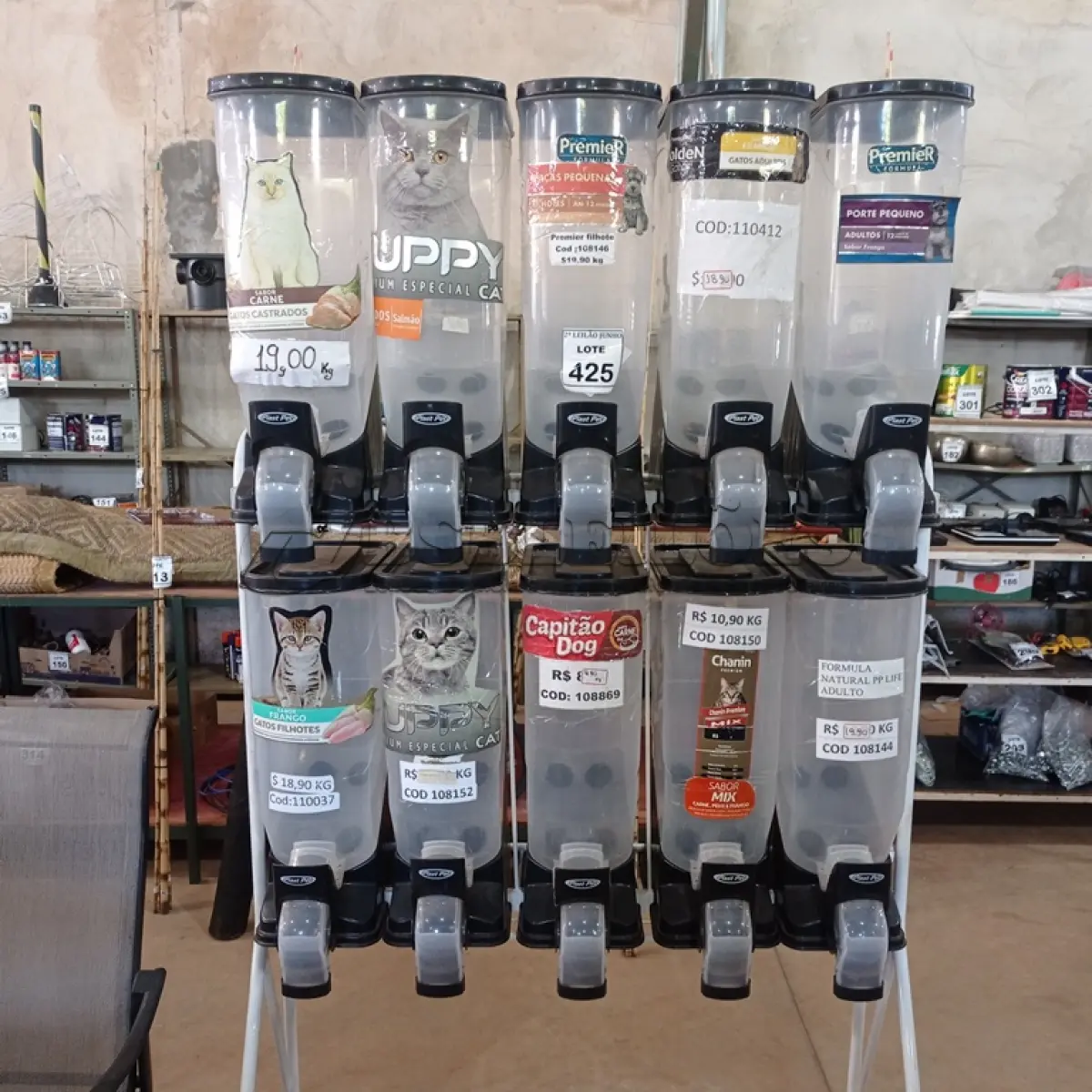 LOTE 425 - 01 DISPENSER PARA RAÇÃO A GRANEL COM 10 DIVISÕES. (NO ESTADO) ATENÇÃO! FAZER A VISITAÇÃO ANTES DE ARREMATAR, NÃO SABEMOS SE FUNCIONA, LEILÃO NÃO TEM GARANTIA E NEM DEVOLUÇÃO, SUJEITO A POSSÍVEIS AVARIAS VISÍVEIS/OCULTAS E/OU AUSÊNCIA DE COMPONENTES.