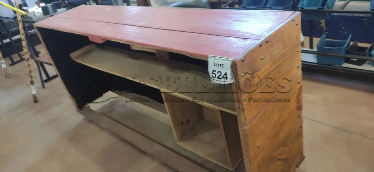 LOTE 524 - 01 BALCÃO EXPOSITOR EM MADEIRA. (NO ESTADO) ATENÇÃO! FAZER A VISITAÇÃO ANTES DE ARREMATAR, NÃO SABEMOS SE FUNCIONA, LEILÃO NÃO TEM GARANTIA E NEM DEVOLUÇÃO, SUJEITO A POSSÍVEIS AVARIAS VISÍVEIS/OCULTAS E/OU AUSÊNCIA DE COMPONENTES.