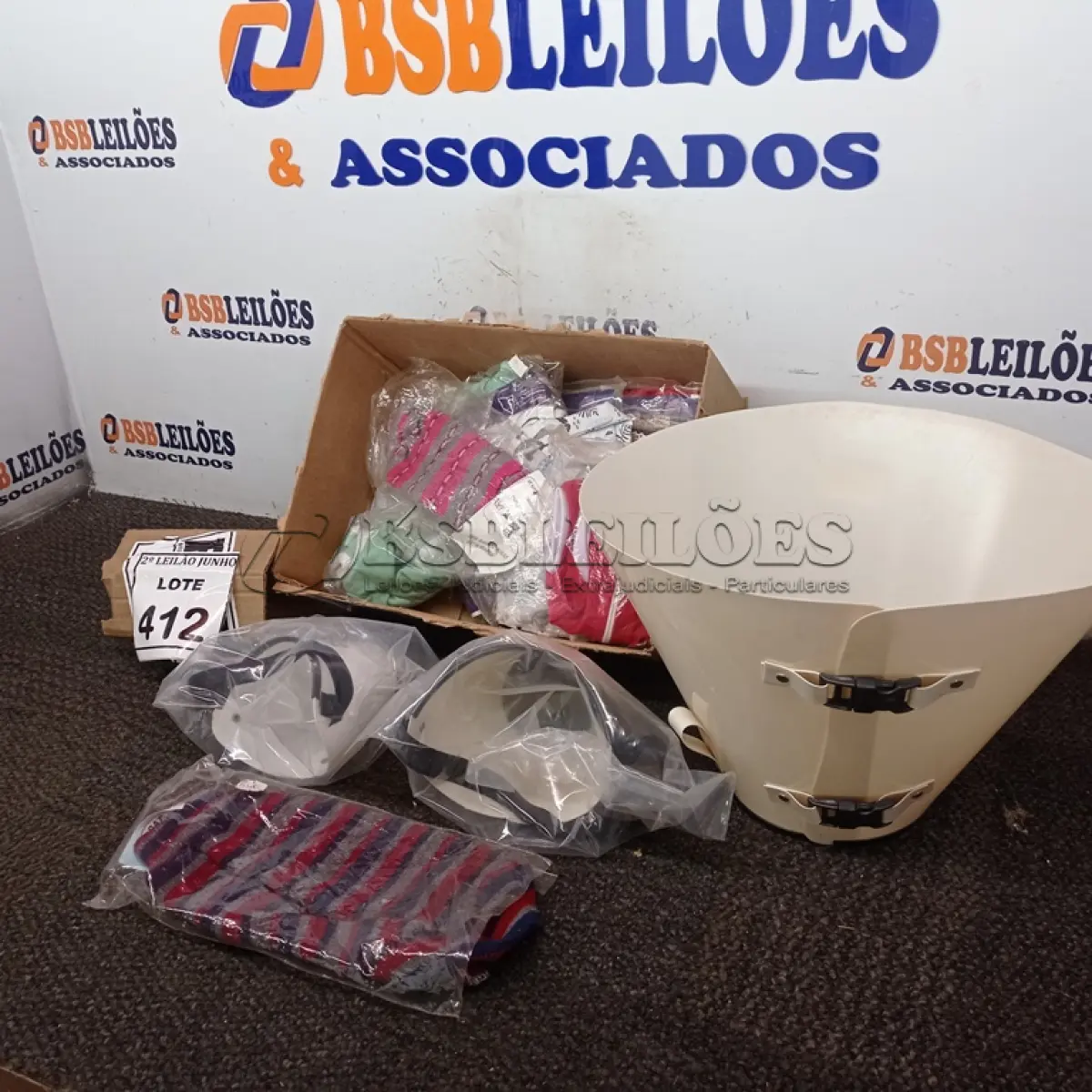 LOTE 412 - 01 LOTE COM VÁRIAS ROUPAS PARA CACHORROS E 03 FOCINHEIRAS TAMANHOS DIVERSOS. (NO ESTADO) ATENÇÃO! FAZER A VISITAÇÃO ANTES DE ARREMATAR, NÃO SABEMOS SE FUNCIONA, LEILÃO NÃO TEM GARANTIA E NEM DEVOLUÇÃO, SUJEITO A POSSÍVEIS AVARIAS VISÍVEIS/OCULTAS E/OU AUSÊNCIA DE COMPONENTES.