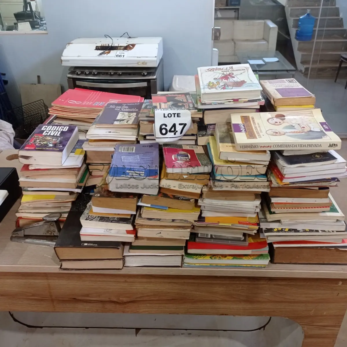 LOTE 647 - 01 LOTE COM GRANDE QUANTIDADE DE LIVROS.  (NO ESTADO) ATENÇÃO! FAZER A VISITAÇÃO ANTES DE ARREMATAR, NÃO SABEMOS SE FUNCIONA, LEILÃO NÃO TEM GARANTIA E NEM DEVOLUÇÃO, SUJEITO A POSSÍVEIS AVARIAS VISÍVEIS/OCULTAS E/OU AUSÊNCIA DE COMPONENTES.
