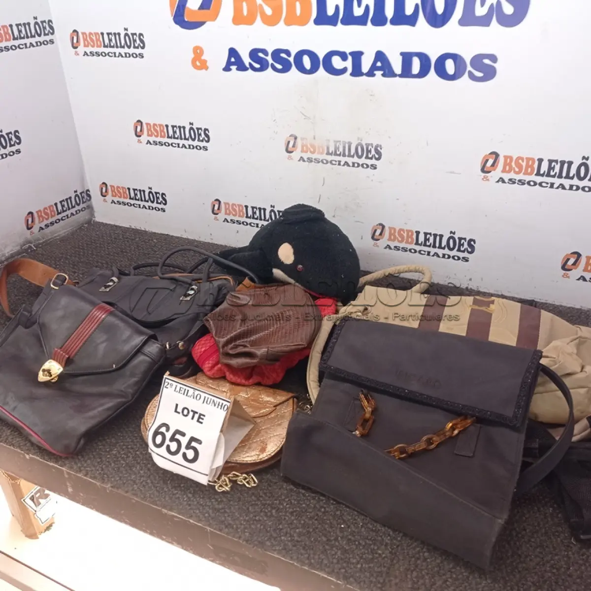 LOTE 655 - 01 LOTE COM BOLSAS E CINTOS FEMININOS VARIADOS.  (NO ESTADO) ATENÇÃO! FAZER A VISITAÇÃO ANTES DE ARREMATAR, NÃO SABEMOS SE FUNCIONA, LEILÃO NÃO TEM GARANTIA E NEM DEVOLUÇÃO, SUJEITO A POSSÍVEIS AVARIAS VISÍVEIS/OCULTAS E/OU AUSÊNCIA DE COMPONENTES.