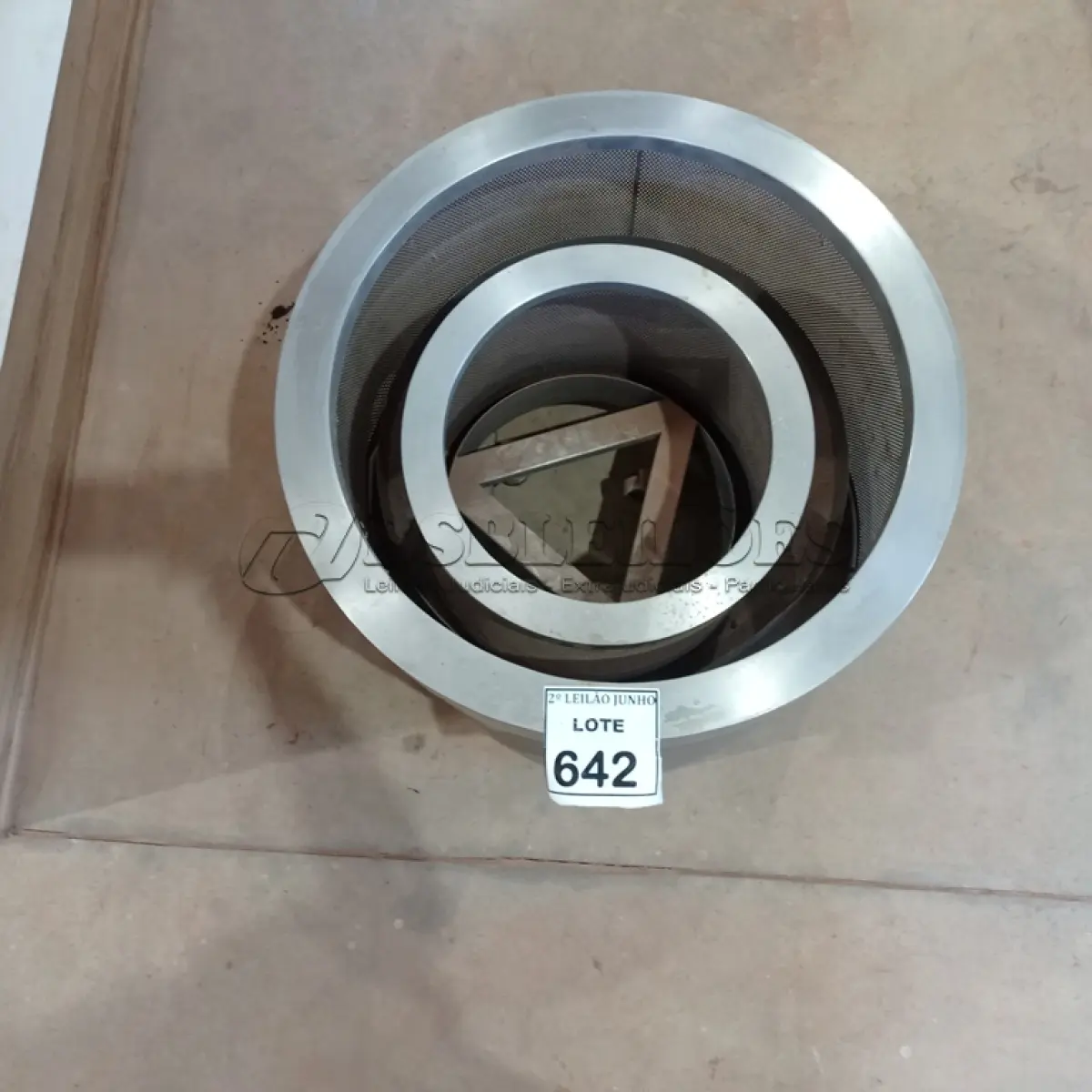 LOTE 642 - 02 BASES PARA LIXEIRAS INOX TAMANHOS DIFERENTES.  (NO ESTADO) ATENÇÃO! FAZER A VISITAÇÃO ANTES DE ARREMATAR, NÃO SABEMOS SE FUNCIONA, LEILÃO NÃO TEM GARANTIA E NEM DEVOLUÇÃO, SUJEITO A POSSÍVEIS AVARIAS VISÍVEIS/OCULTAS E/OU AUSÊNCIA DE COMPONENTES.