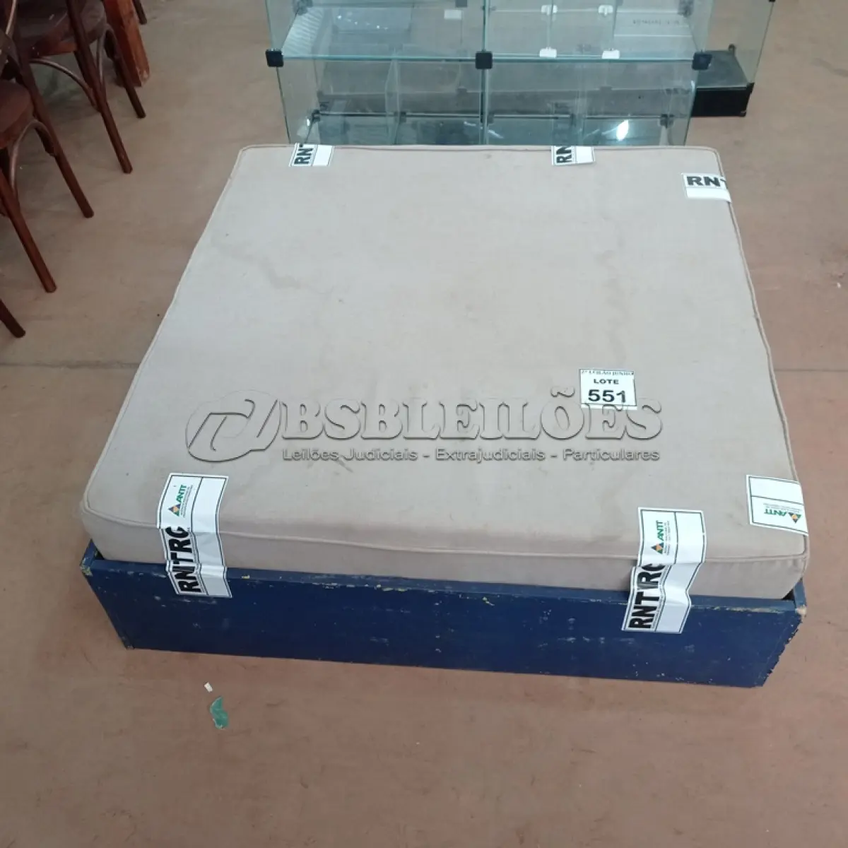 LOTE 551 - 01 PUFF ALMOFADADO COM BASE DE MADEIRA. (NO ESTADO) ATENÇÃO! FAZER A VISITAÇÃO ANTES DE ARREMATAR, NÃO SABEMOS SE FUNCIONA, LEILÃO NÃO TEM GARANTIA E NEM DEVOLUÇÃO, SUJEITO A POSSÍVEIS AVARIAS VISÍVEIS/OCULTAS E/OU AUSÊNCIA DE COMPONENTES.