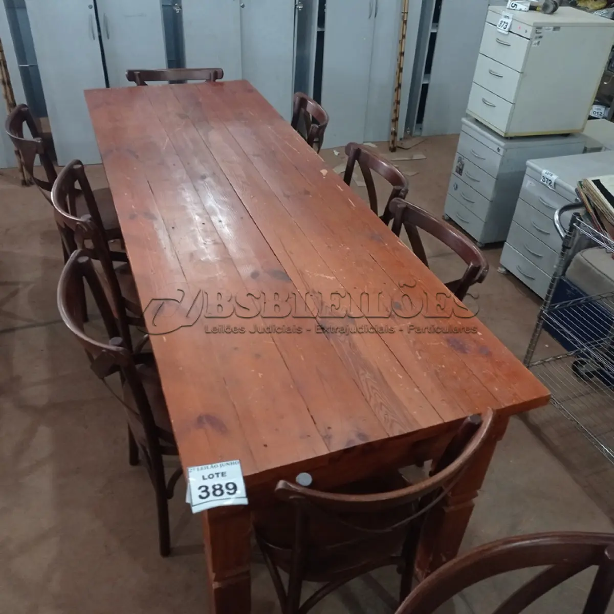 LOTE 389 - 01 MESA EM MADEIRA MACIÇA COM 08 CADEIRAS. (NO ESTADO) ATENÇÃO! FAZER A VISITAÇÃO ANTES DE ARREMATAR, NÃO SABEMOS SE FUNCIONA, LEILÃO NÃO TEM GARANTIA E NEM DEVOLUÇÃO, SUJEITO A POSSÍVEIS AVARIAS VISÍVEIS/OCULTAS E/OU AUSÊNCIA DE COMPONENTES.