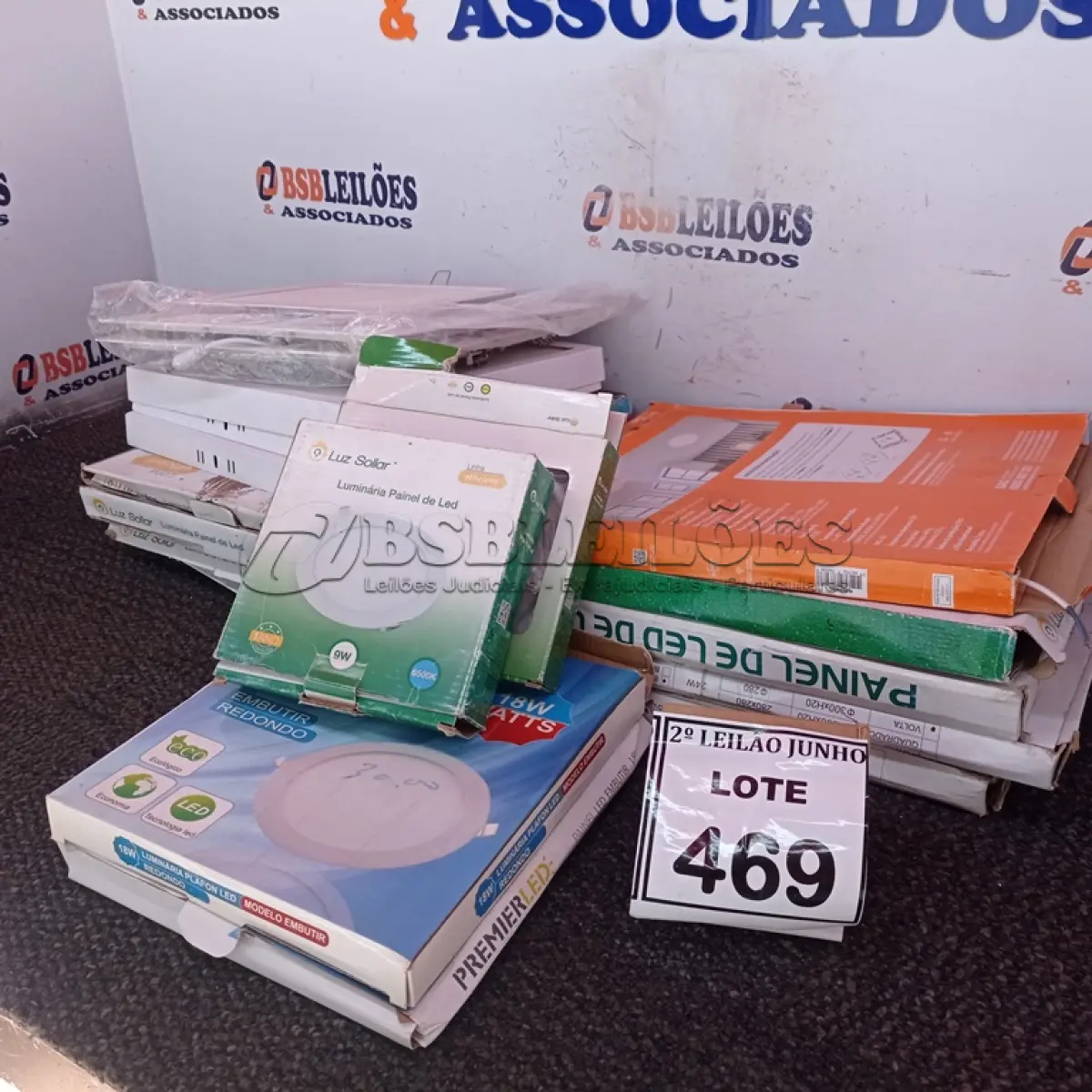 LOTE 469 - 01 LOTE COM VÁRIOS PAINÉIS DE LED SOLAR MODELOS DIVERSOS. (NO ESTADO) ATENÇÃO! FAZER A VISITAÇÃO ANTES DE ARREMATAR, NÃO SABEMOS SE FUNCIONA, LEILÃO NÃO TEM GARANTIA E NEM DEVOLUÇÃO, SUJEITO A POSSÍVEIS AVARIAS VISÍVEIS/OCULTAS E/OU AUSÊNCIA DE COMPONENTES.