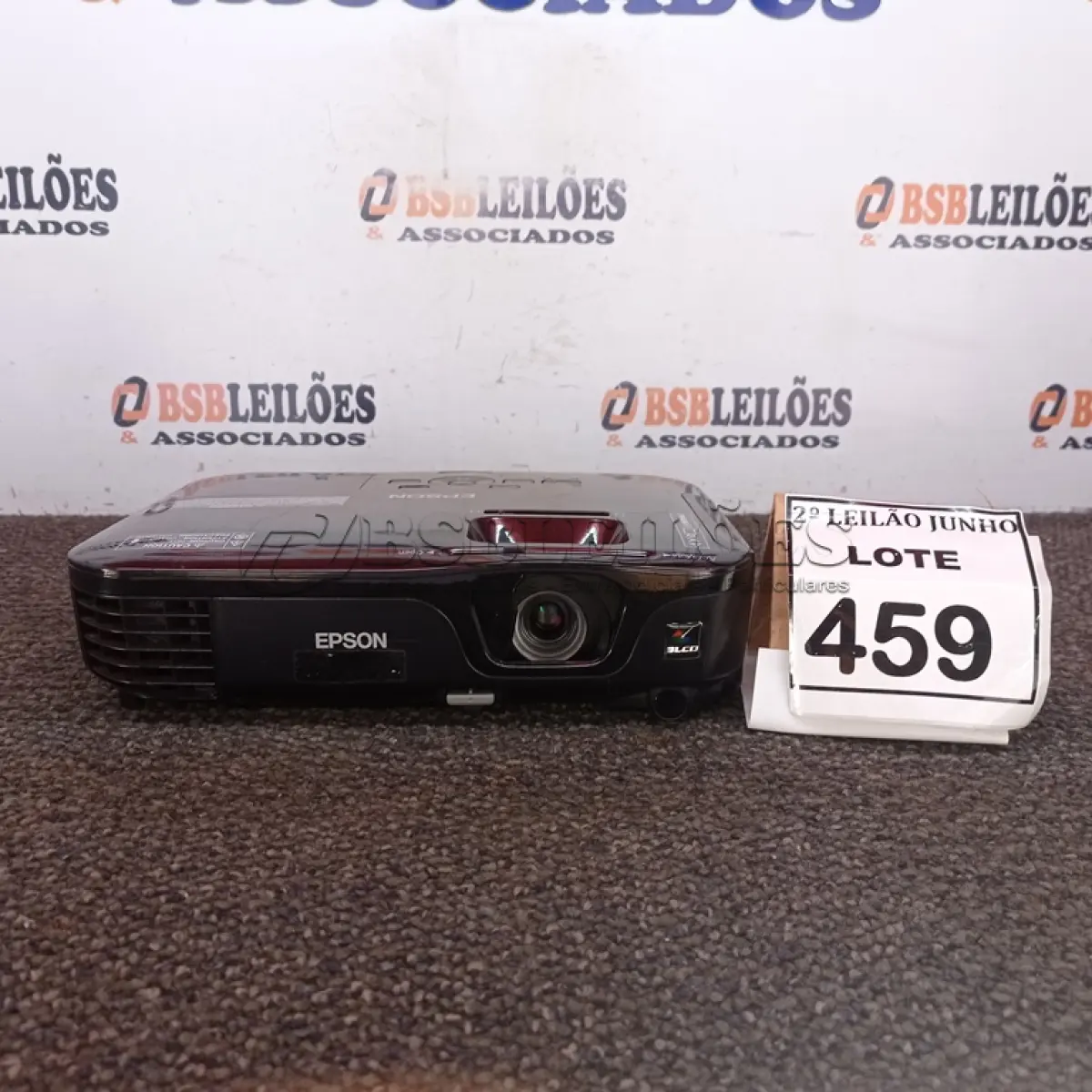 LOTE 459 - 01 PROJETOR MULTIMÍDIA 220W MARCA EPSON. (NO ESTADO) ATENÇÃO! FAZER A VISITAÇÃO ANTES DE ARREMATAR, NÃO SABEMOS SE FUNCIONA, LEILÃO NÃO TEM GARANTIA E NEM DEVOLUÇÃO, SUJEITO A POSSÍVEIS AVARIAS VISÍVEIS/OCULTAS E/OU AUSÊNCIA DE COMPONENTES.