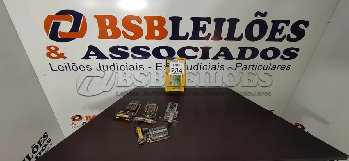 LOTE 234 - 04 PLACAS DE VÍDEO E 01 PLACA USB. (NO ESTADO) ATENÇÃO! FAZER A VISITAÇÃO ANTES DE ARREMATAR, NÃO SABEMOS SE FUNCIONA, LEILÃO NÃO TEM GARANTIA E NEM DEVOLUÇÃO, SUJEITO A POSSÍVEIS AVARIAS VISÍVEIS/OCULTAS E/OU AUSÊNCIA DE COMPONENTES.